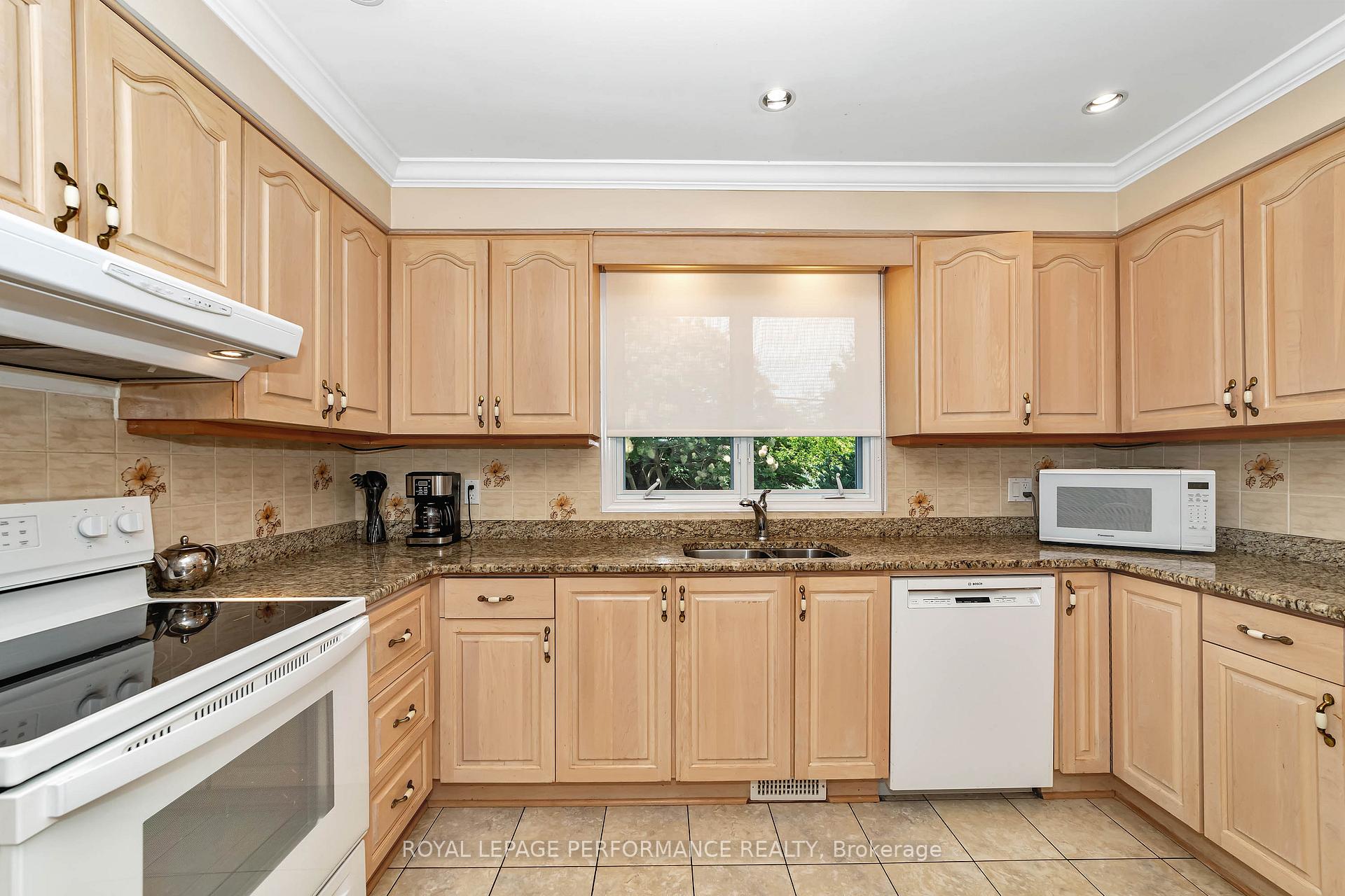 Photo 12 of 690 Golden Avenue, Ottawa, Laurentianview — HOMEH