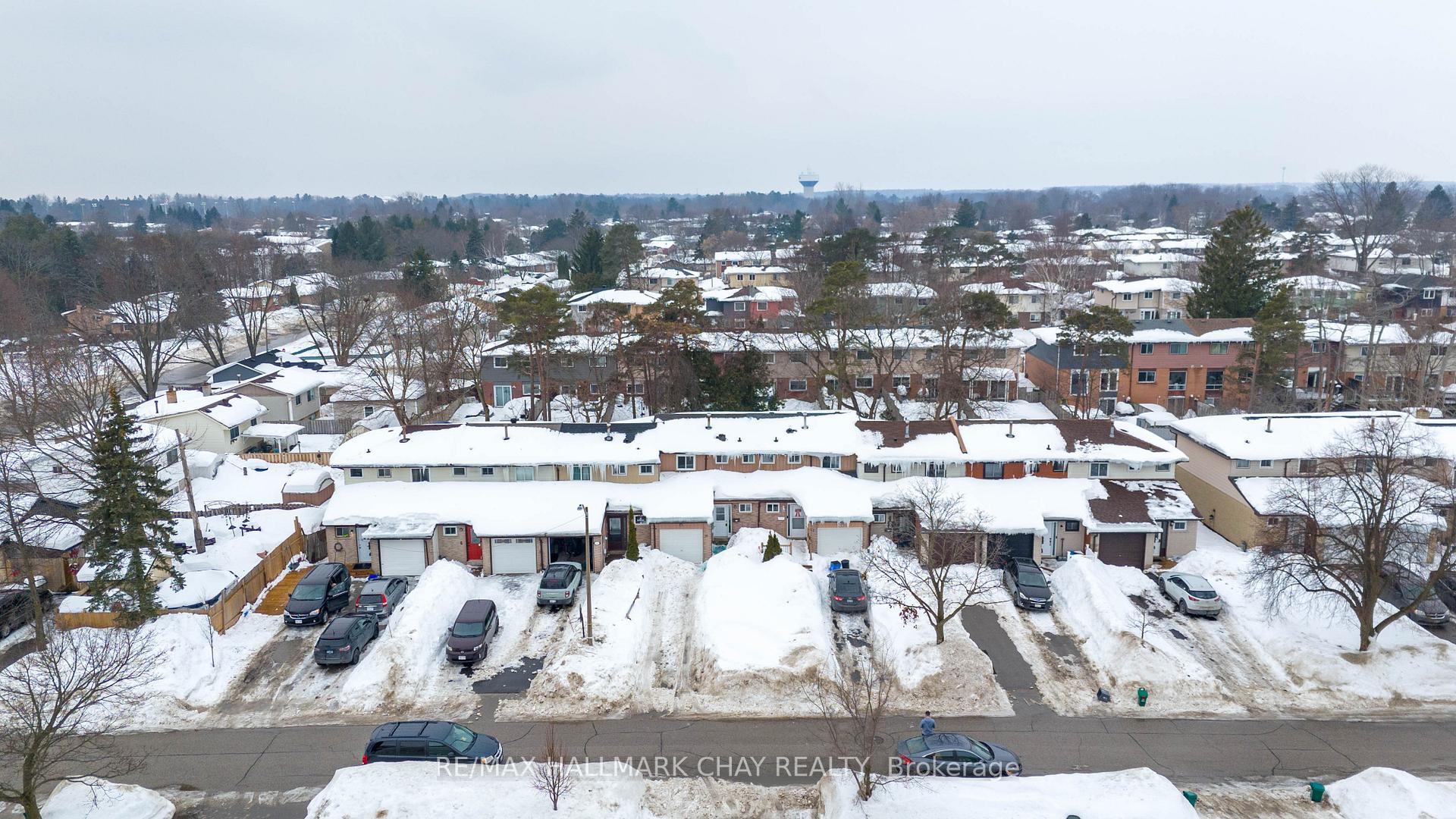Photo 2 of 10 Chaucer Crescent, Barrie, Letitia Heights — HOMEH