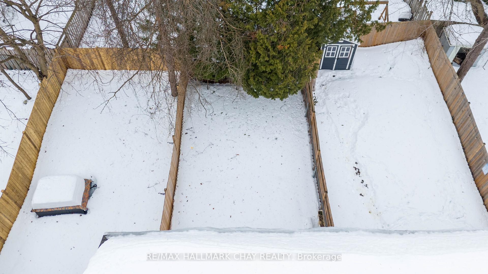 Photo 3 of 10 Chaucer Crescent, Barrie, Letitia Heights — HOMEH