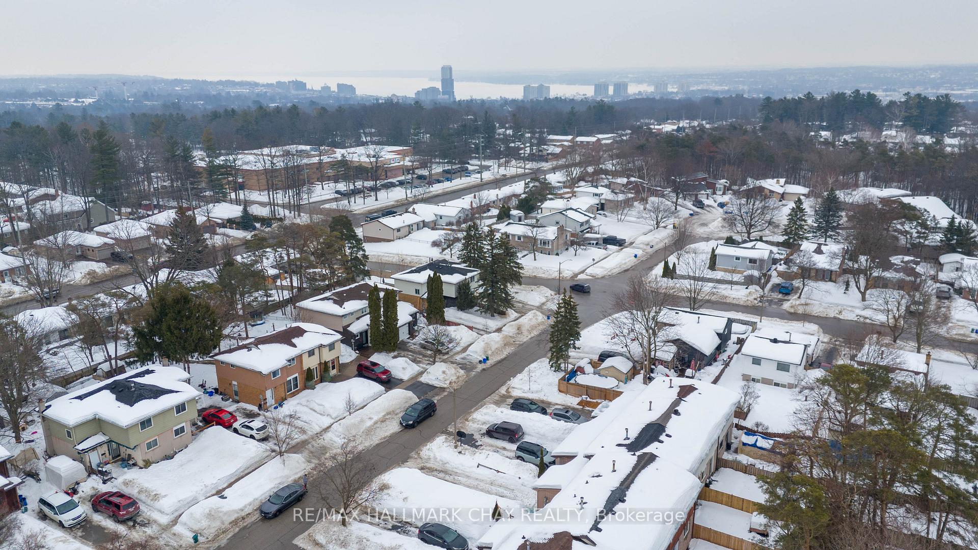 Photo 5 of 10 Chaucer Crescent, Barrie, Letitia Heights — HOMEH