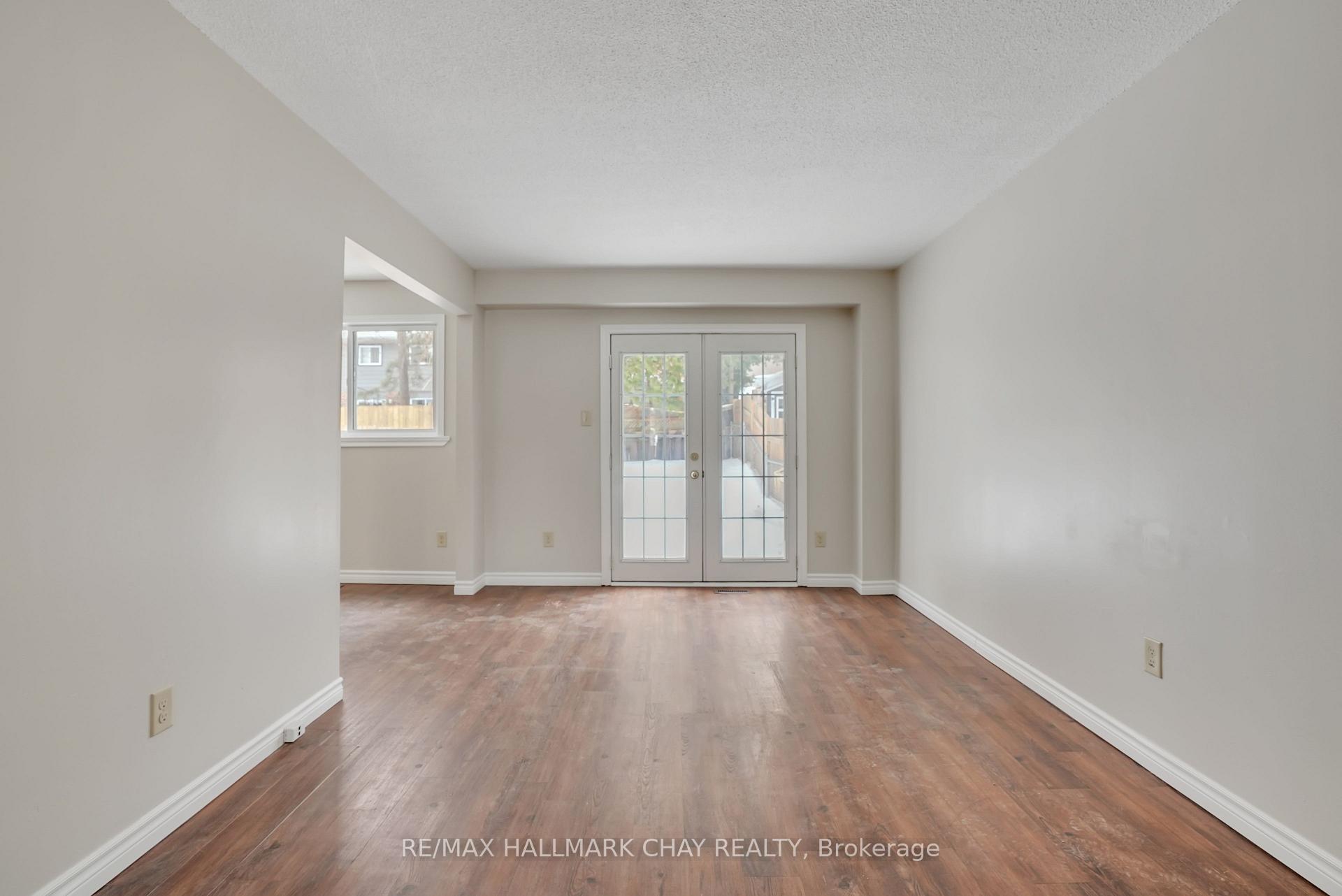 Photo 8 of 10 Chaucer Crescent, Barrie, Letitia Heights — HOMEH