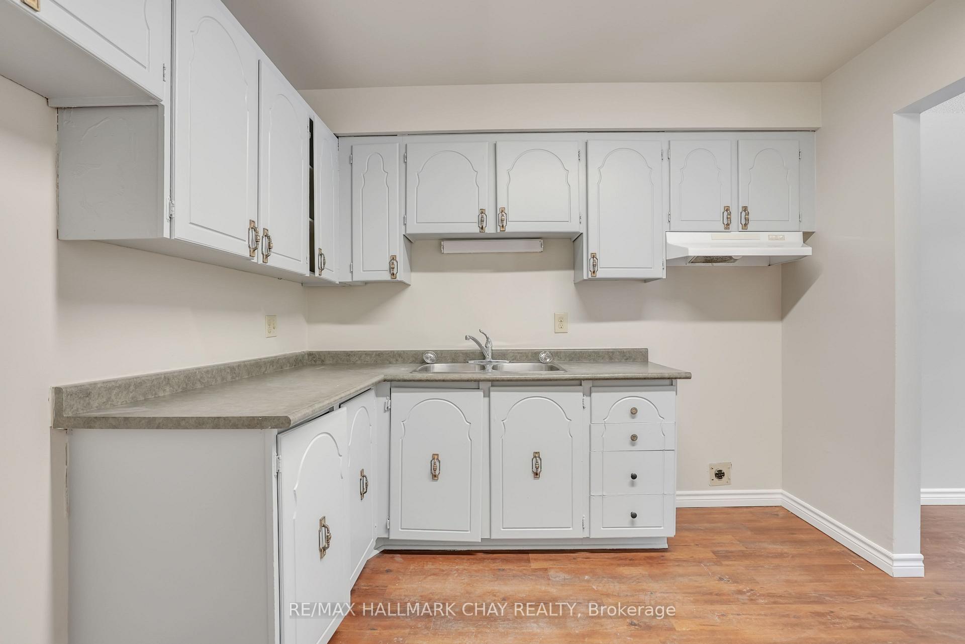 Photo 9 of 10 Chaucer Crescent, Barrie, Letitia Heights — HOMEH