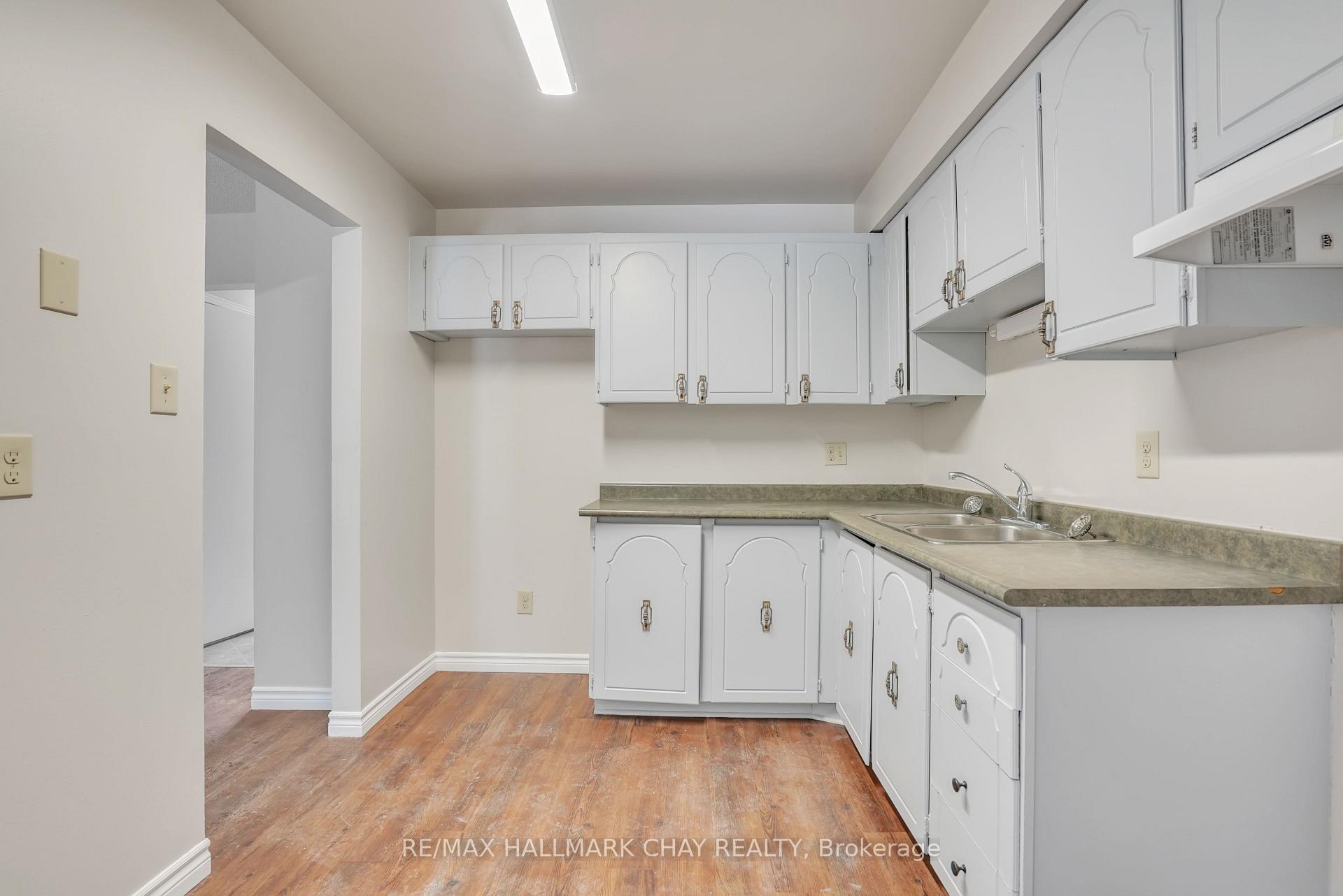 Photo 11 of 10 Chaucer Crescent, Barrie, Letitia Heights — HOMEH