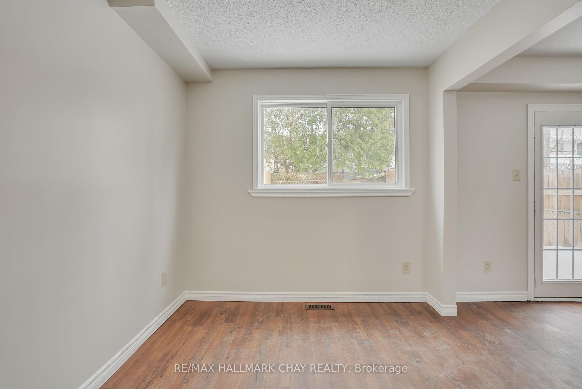 Photo 12 of 10 Chaucer Crescent, Barrie, Letitia Heights — HOMEH
