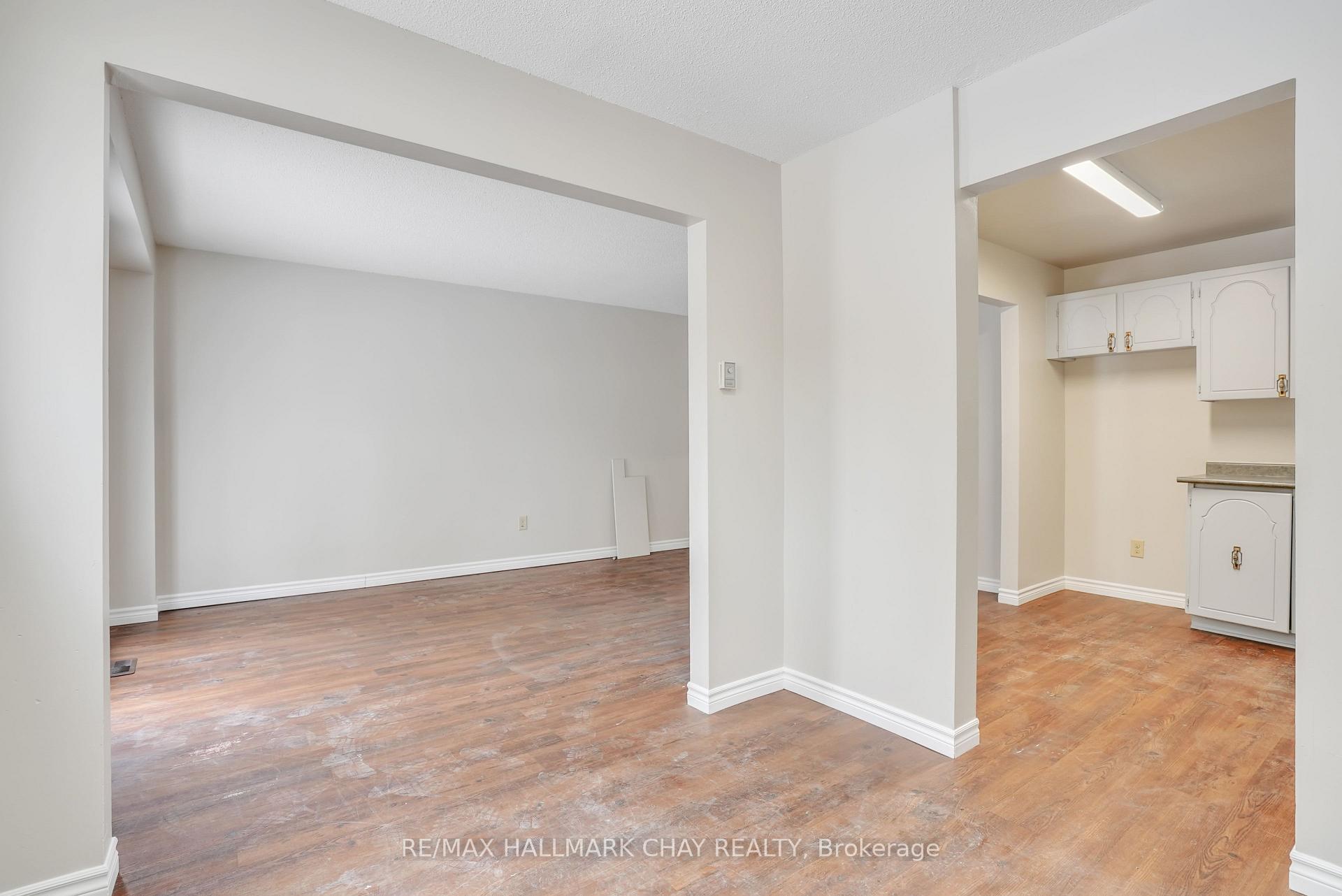 Photo 13 of 10 Chaucer Crescent, Barrie, Letitia Heights — HOMEH