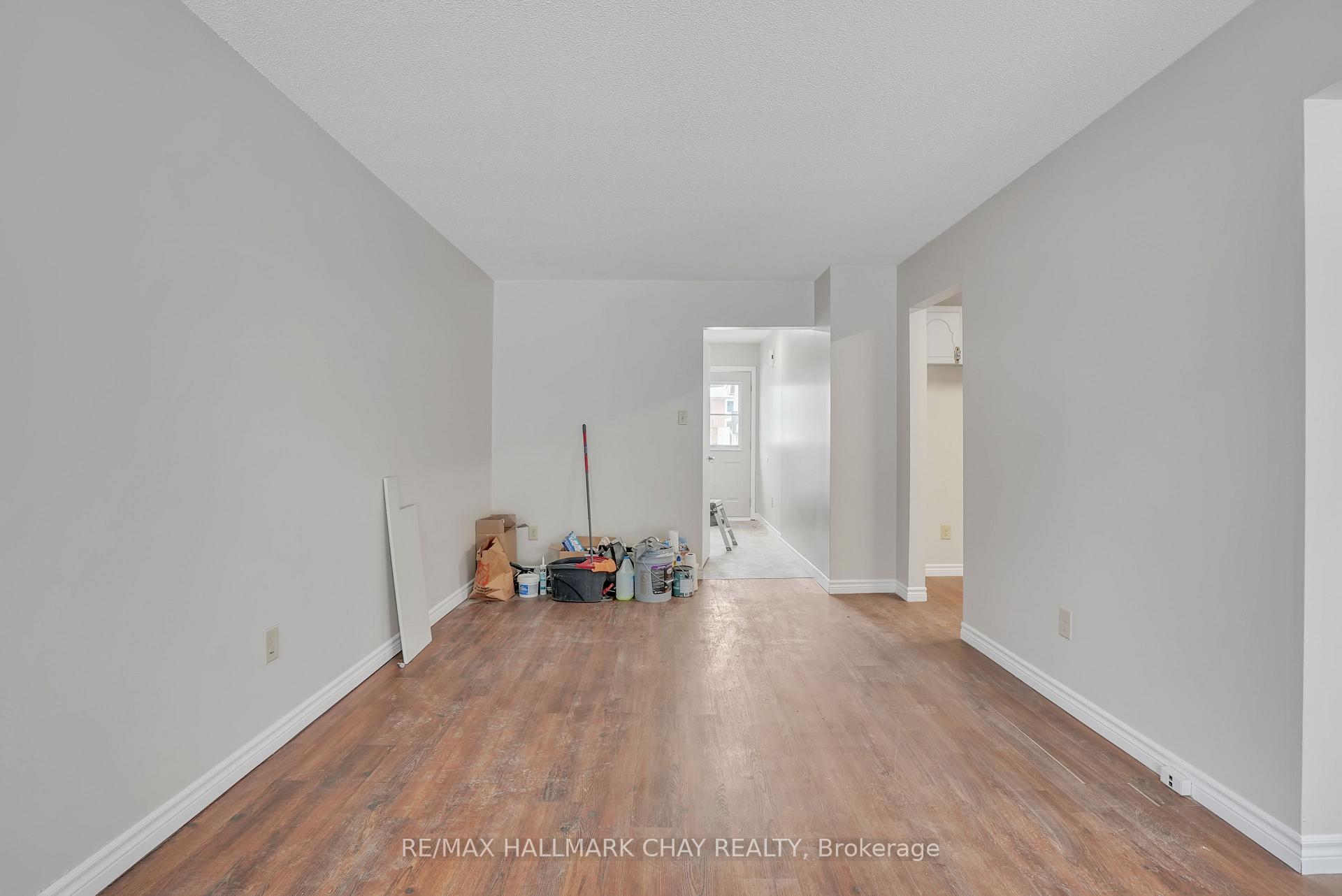 Photo 16 of 10 Chaucer Crescent, Barrie, Letitia Heights — HOMEH