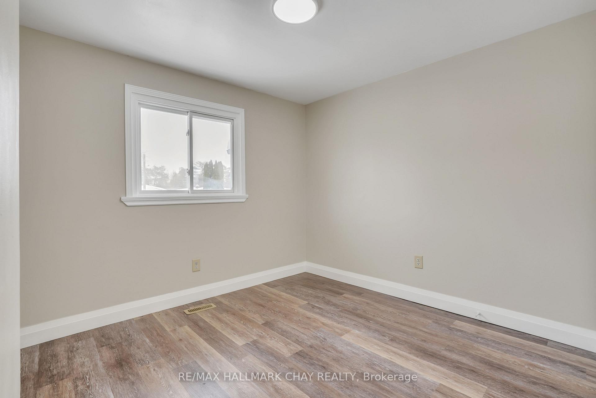 Photo 19 of 10 Chaucer Crescent, Barrie, Letitia Heights — HOMEH
