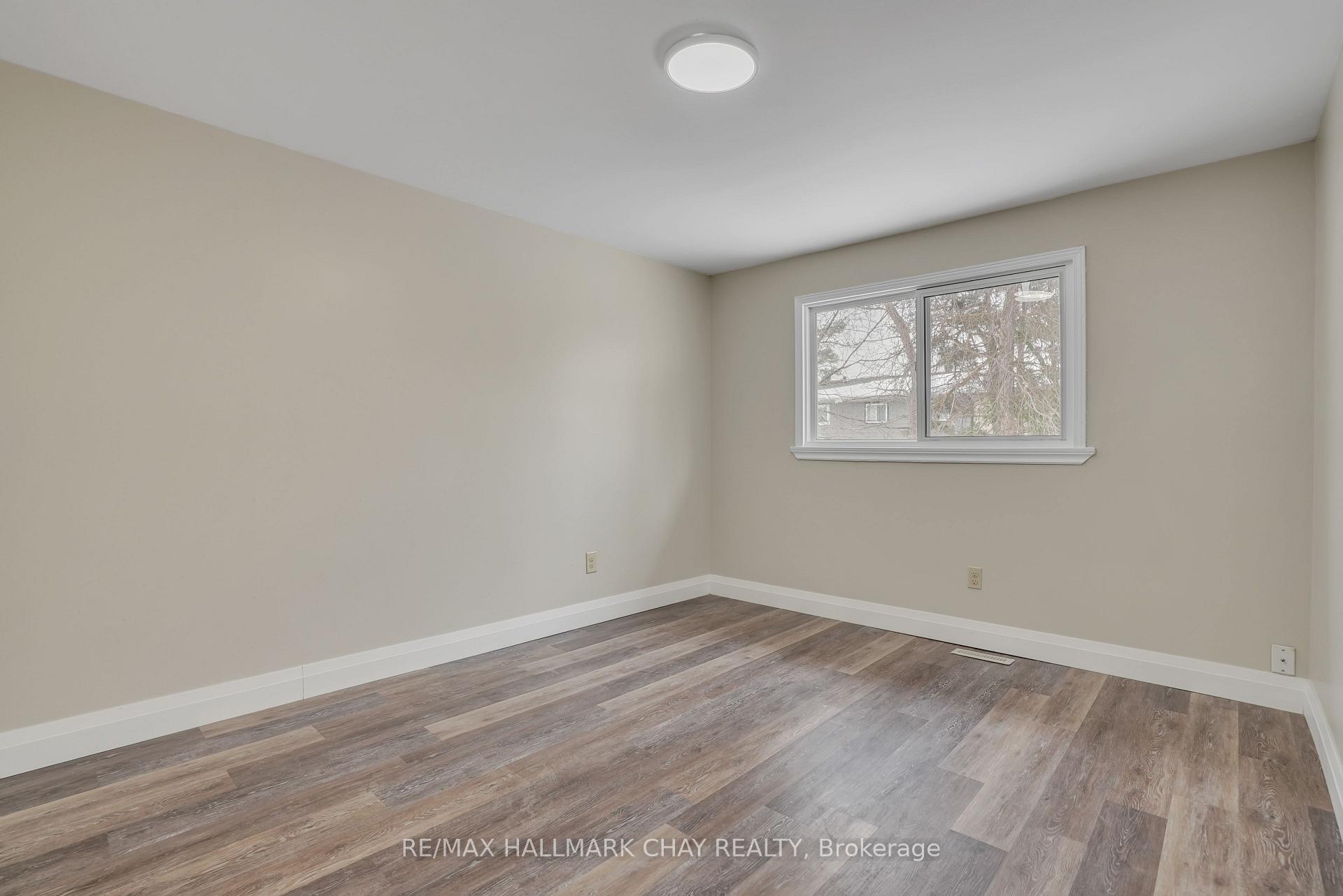 Photo 21 of 10 Chaucer Crescent, Barrie, Letitia Heights — HOMEH
