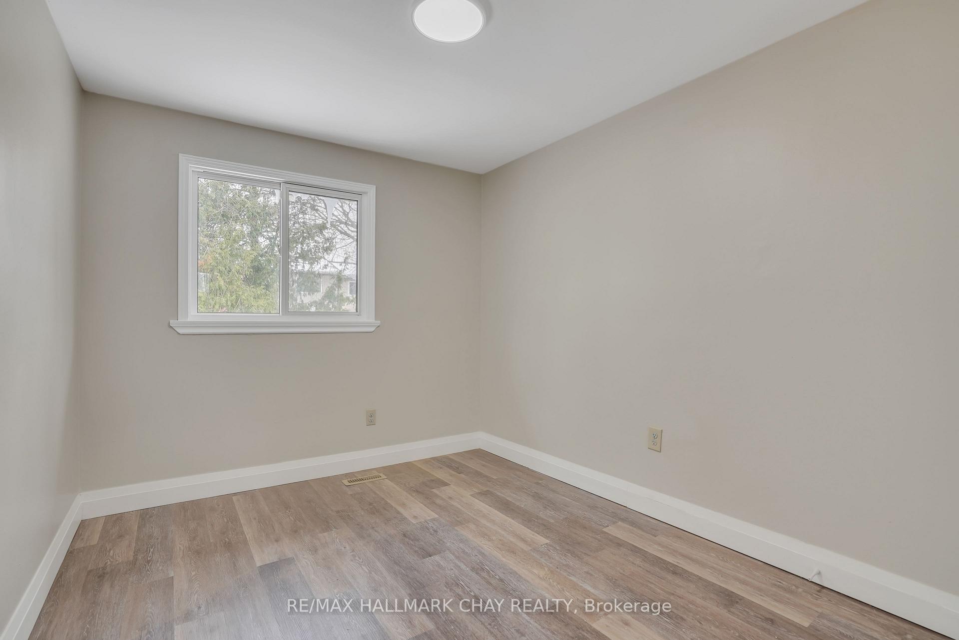 Photo 23 of 10 Chaucer Crescent, Barrie, Letitia Heights — HOMEH
