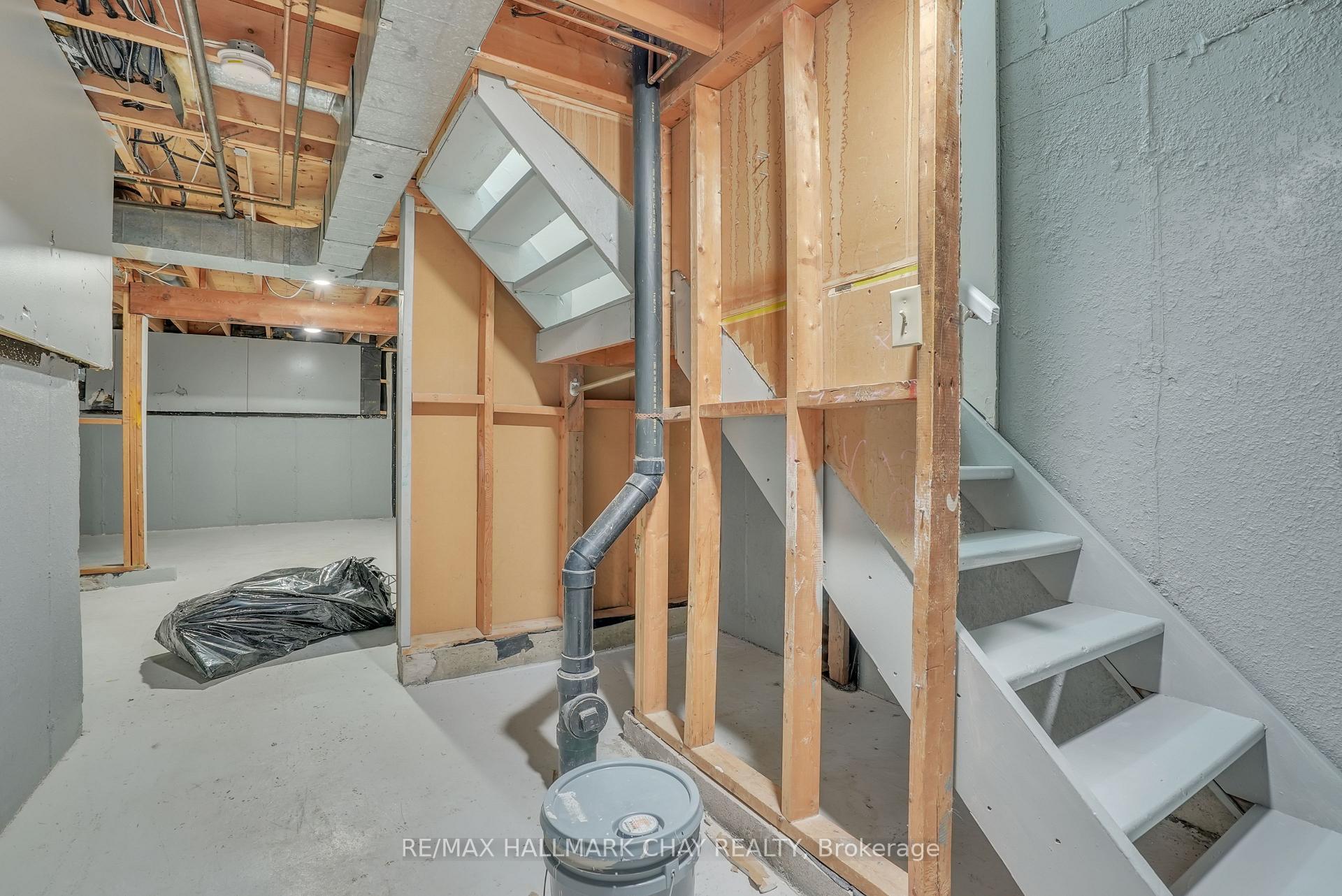 Photo 26 of 10 Chaucer Crescent, Barrie, Letitia Heights — HOMEH