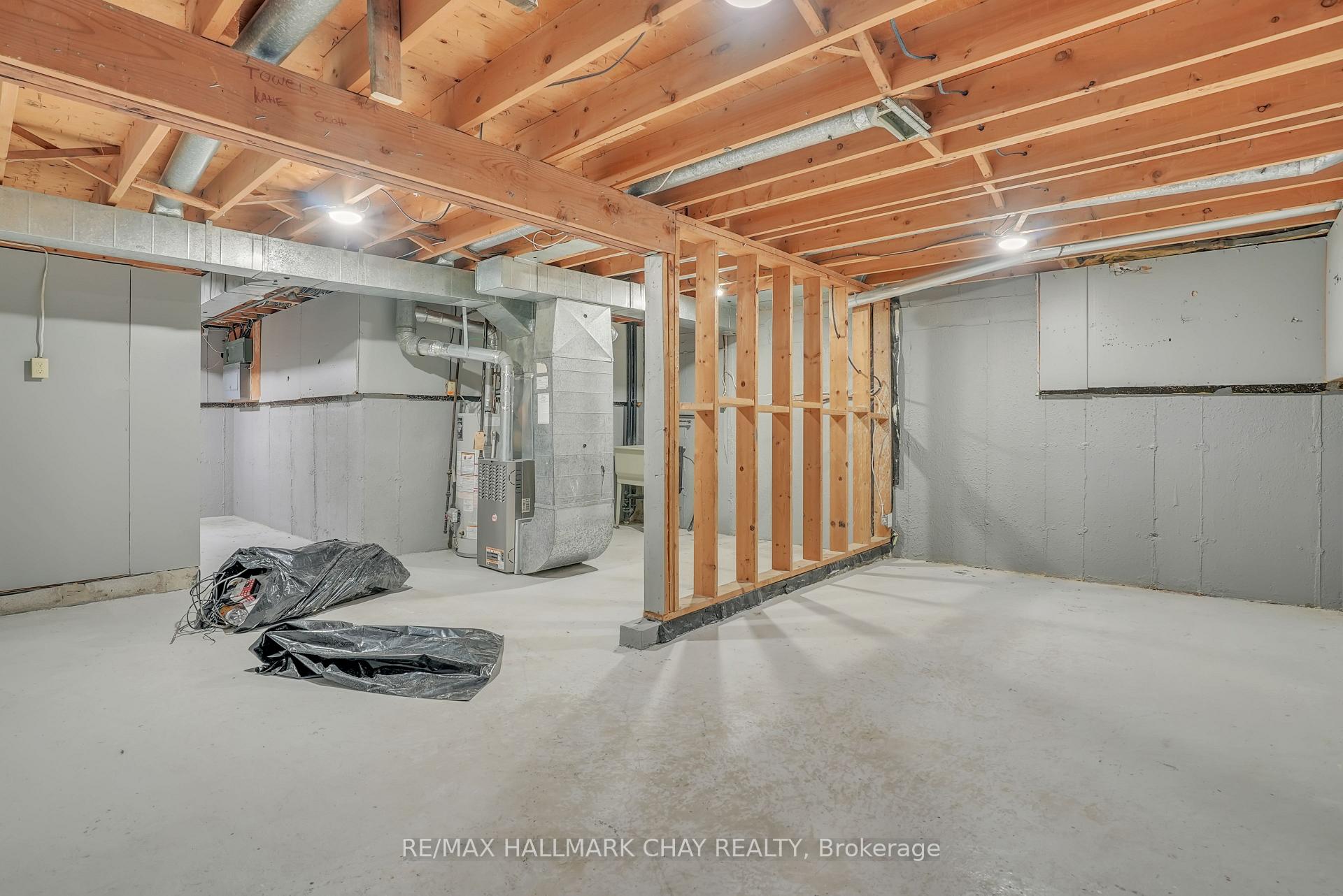 Photo 27 of 10 Chaucer Crescent, Barrie, Letitia Heights — HOMEH