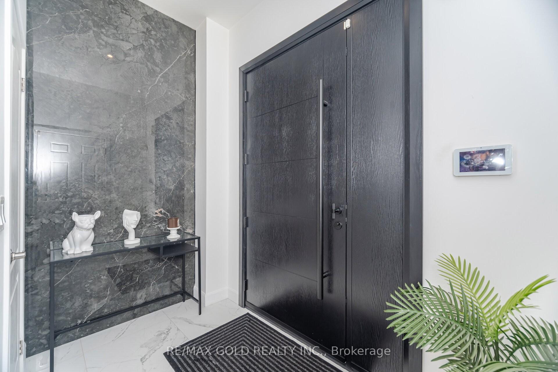 Photo 2 of 26 Davenfield Circle, Brampton, Bram East — HOMEH