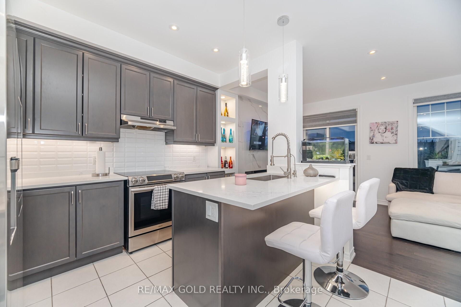 Photo 3 of 26 Davenfield Circle, Brampton, Bram East — HOMEH