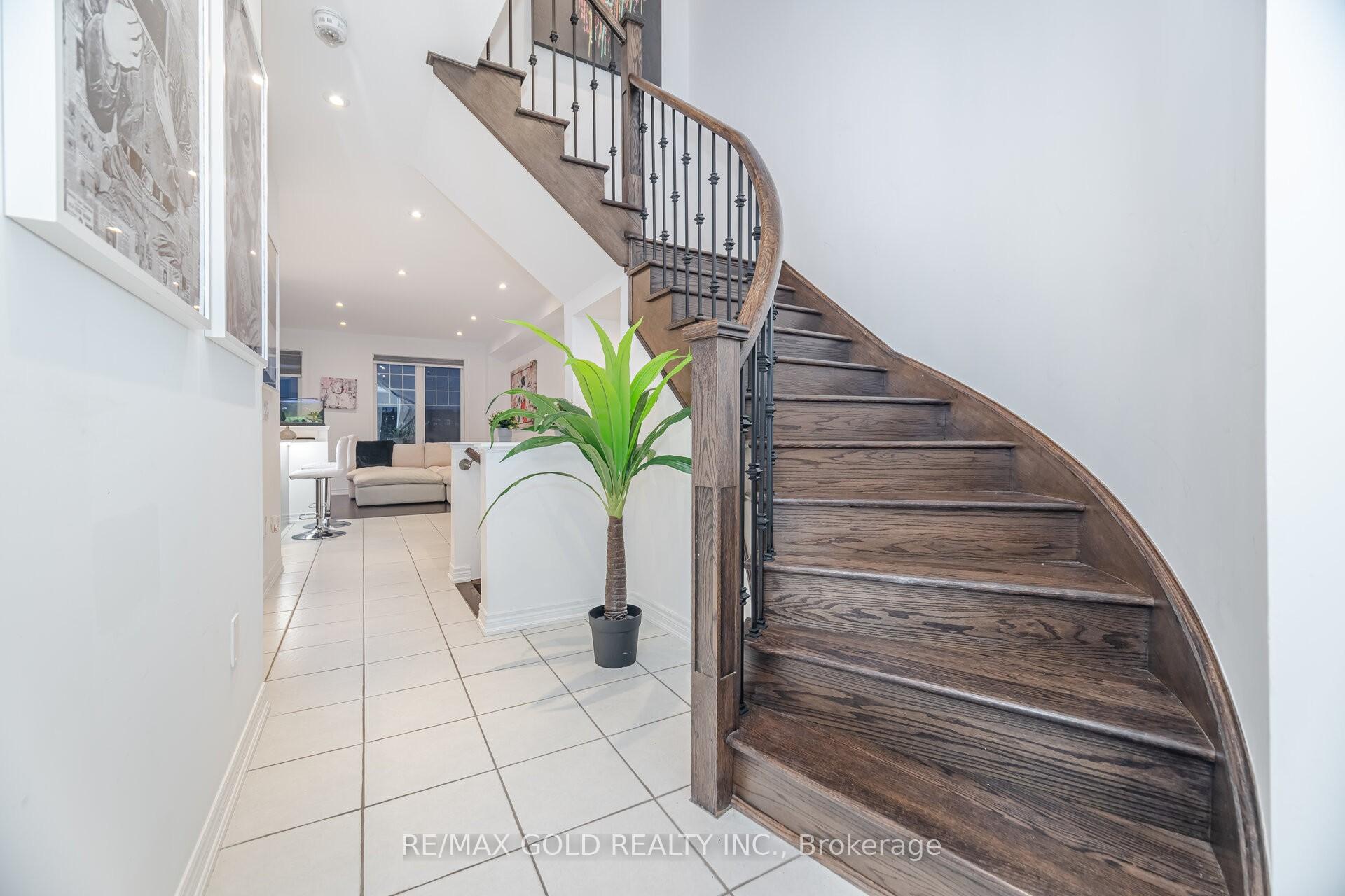 Photo 11 of 26 Davenfield Circle, Brampton, Bram East — HOMEH