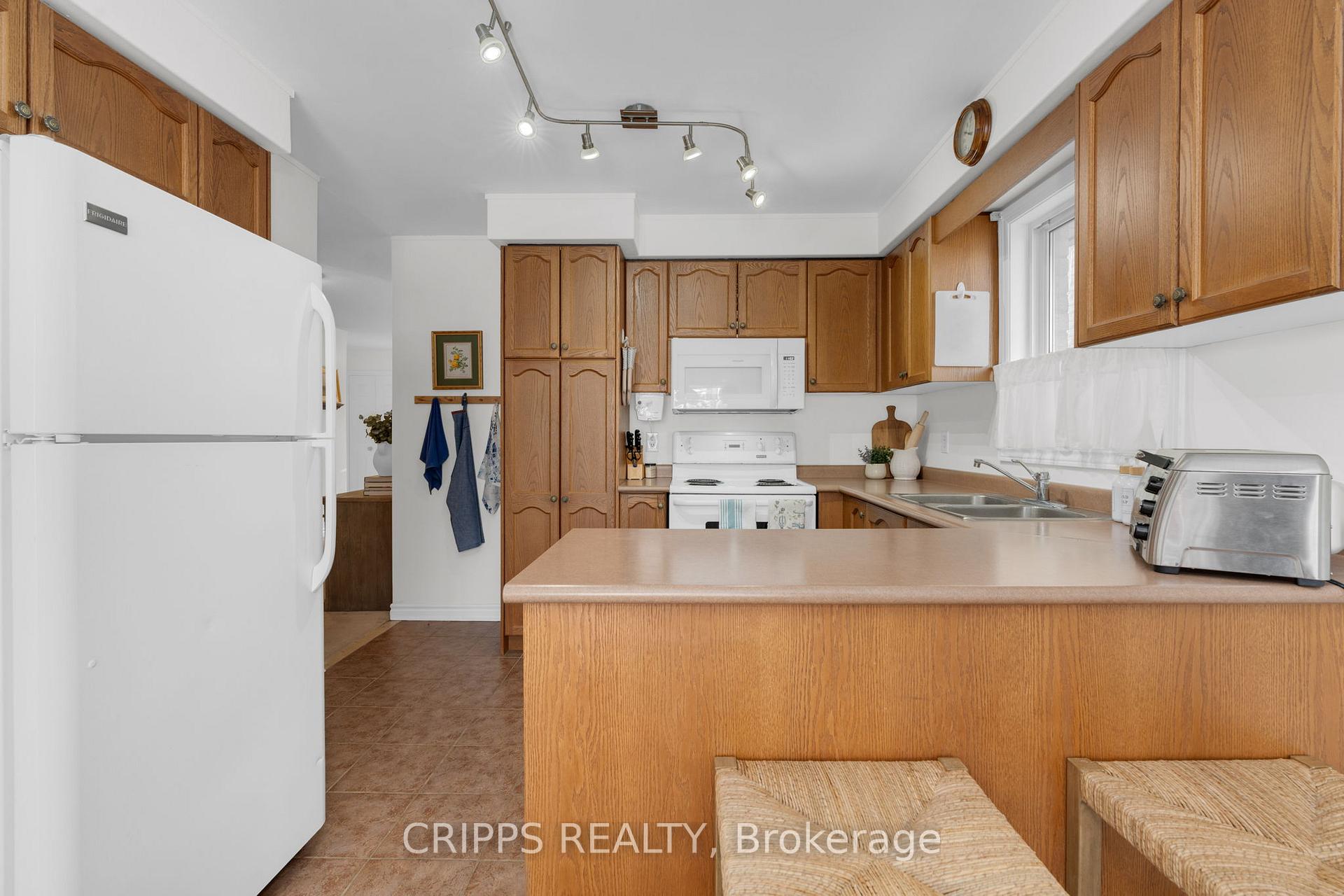 Photo 8 of 14 Mcavoy Drive, Barrie, Edgehill Drive — HOMEH