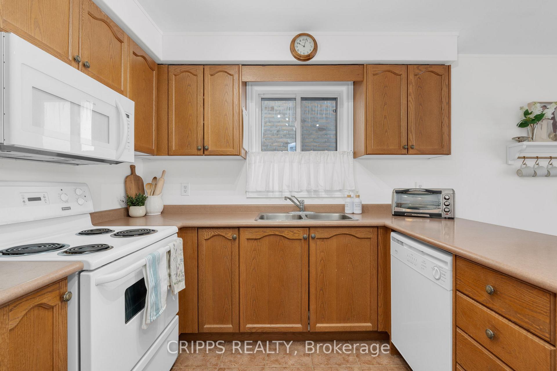 Photo 9 of 14 Mcavoy Drive, Barrie, Edgehill Drive — HOMEH