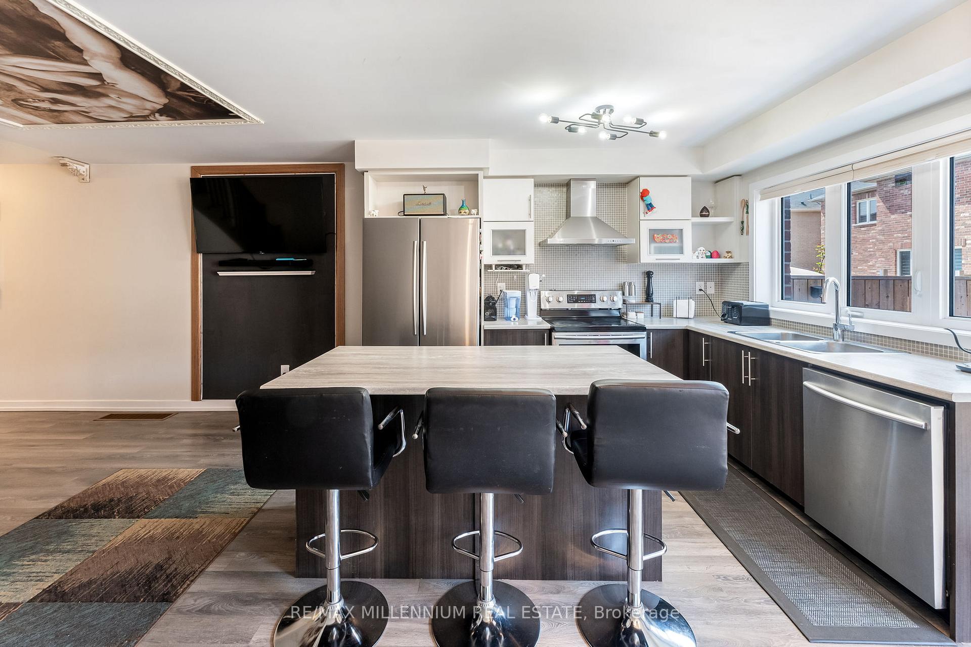 Photo 11 of 494 Queen Mary Drive, Brampton, Northwest Brampton — HOMEH