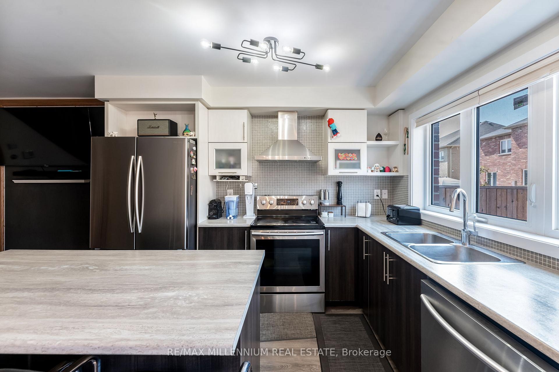Photo 13 of 494 Queen Mary Drive, Brampton, Northwest Brampton — HOMEH
