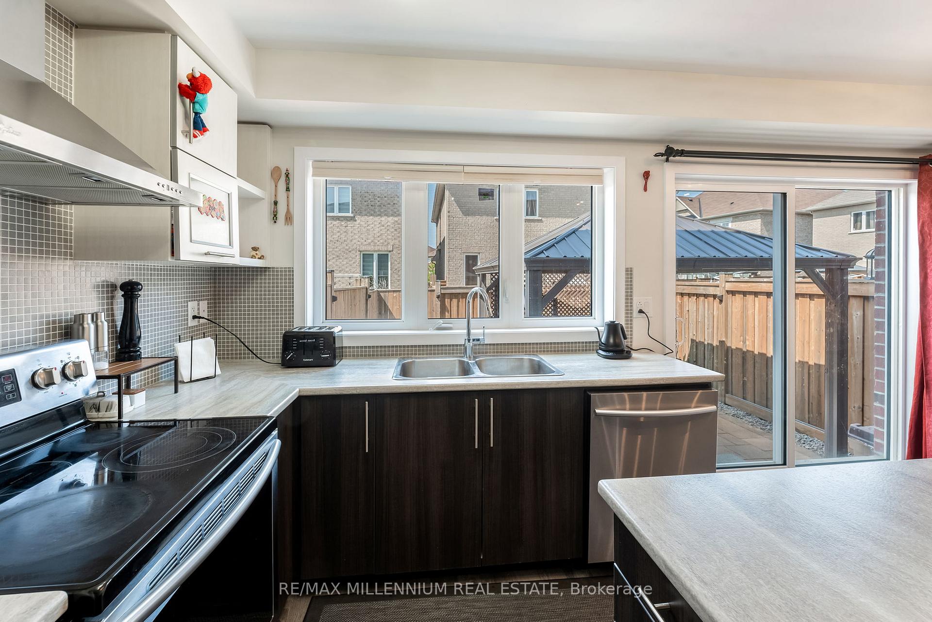 Photo 15 of 494 Queen Mary Drive, Brampton, Northwest Brampton — HOMEH