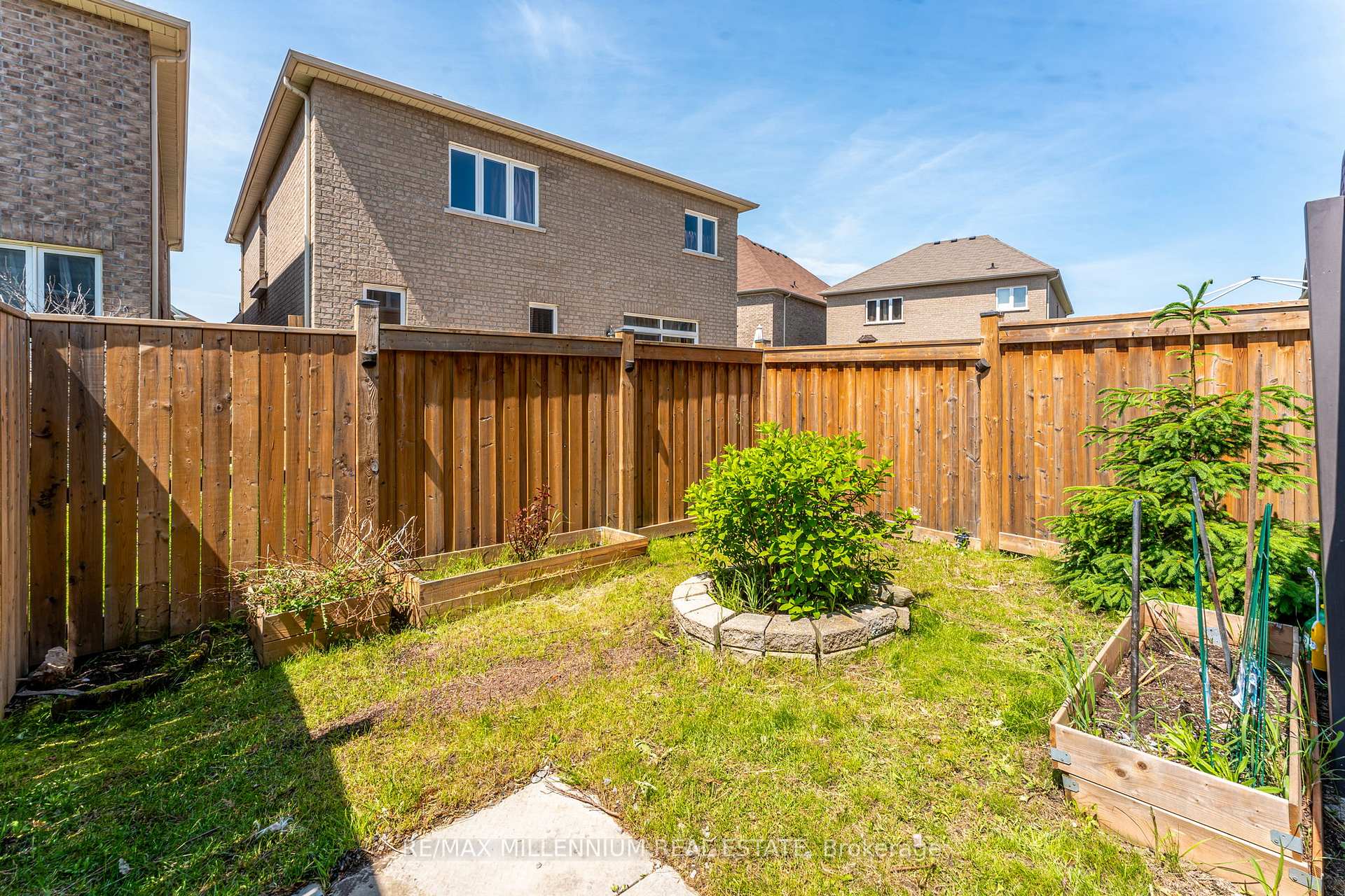 Photo 38 of 494 Queen Mary Drive, Brampton, Northwest Brampton — HOMEH