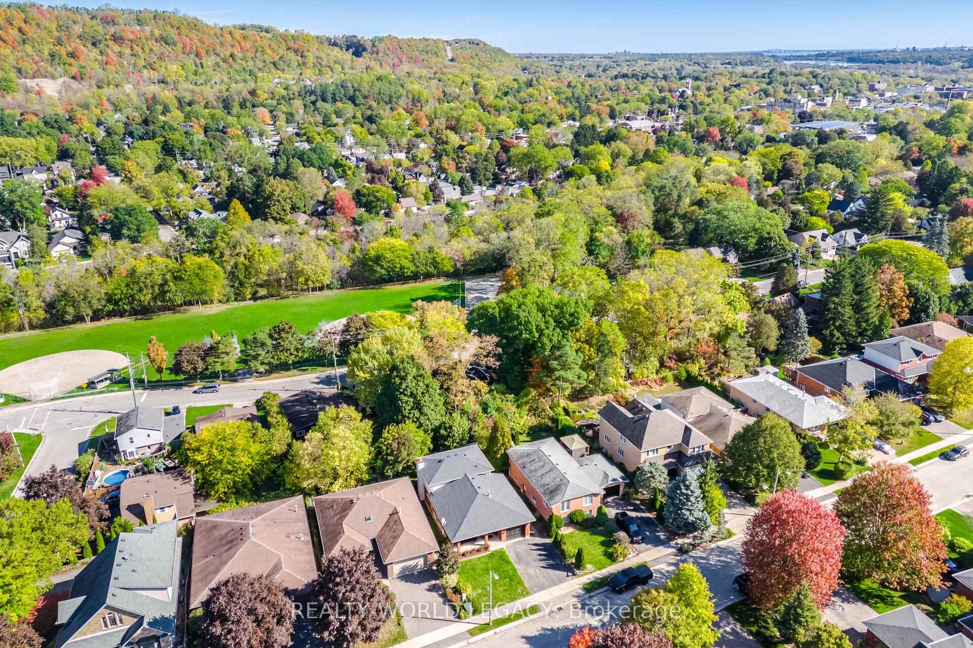 Photo 3 of 33 Morton Avenue, Hamilton, Dundas — HOMEH