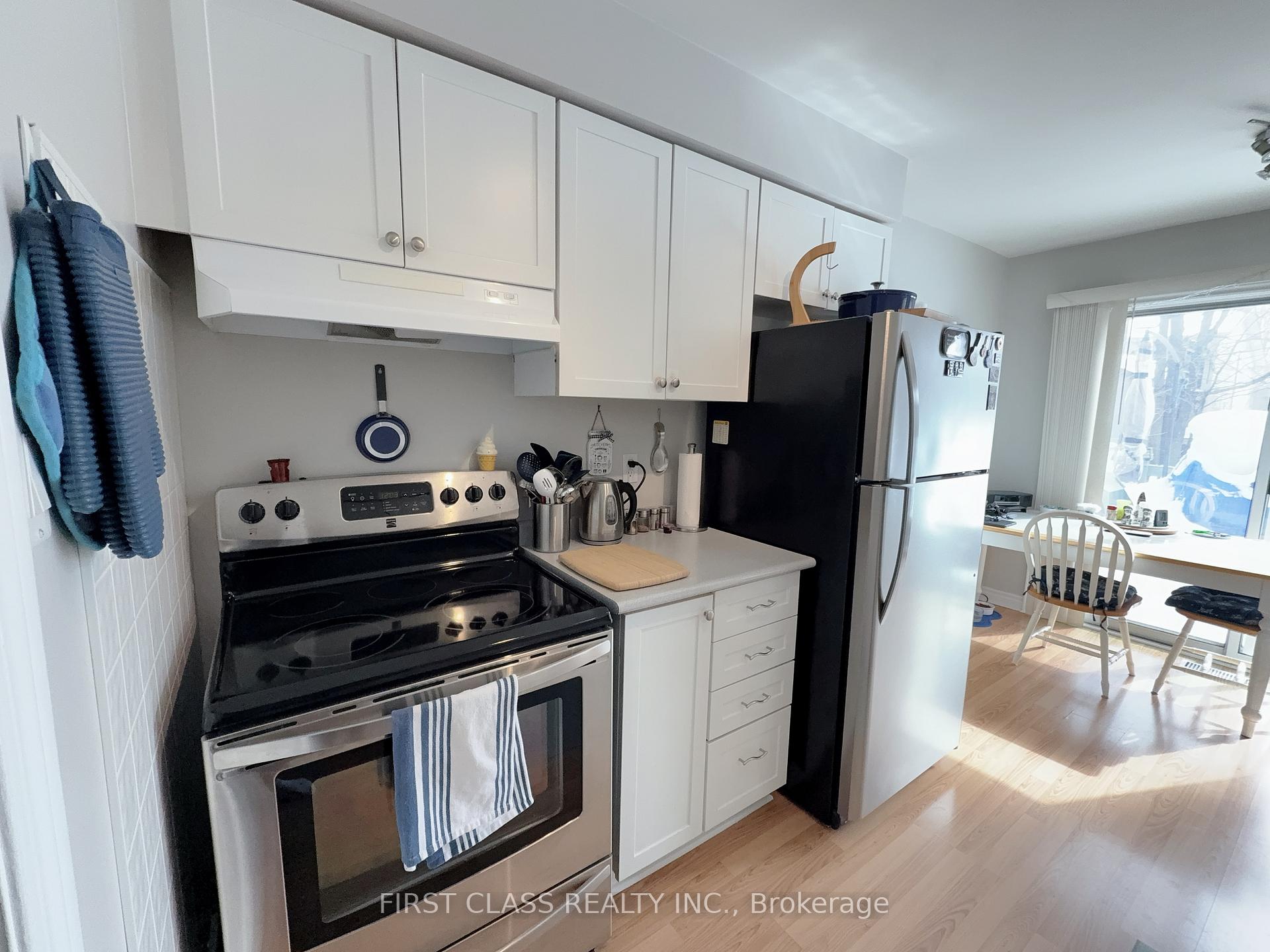Photo 10 of 25 Mcveigh Drive, Barrie, Northwest — HOMEH