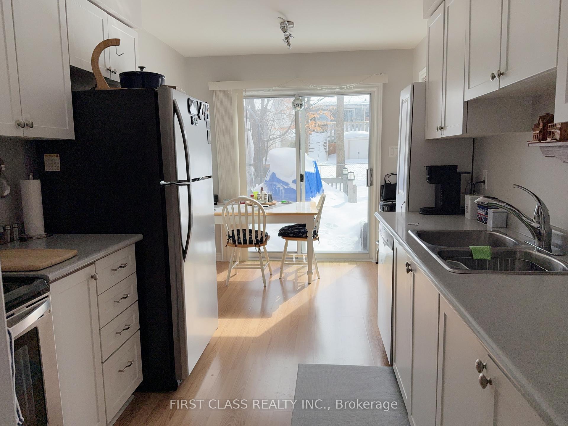 Photo 12 of 25 Mcveigh Drive, Barrie, Northwest — HOMEH