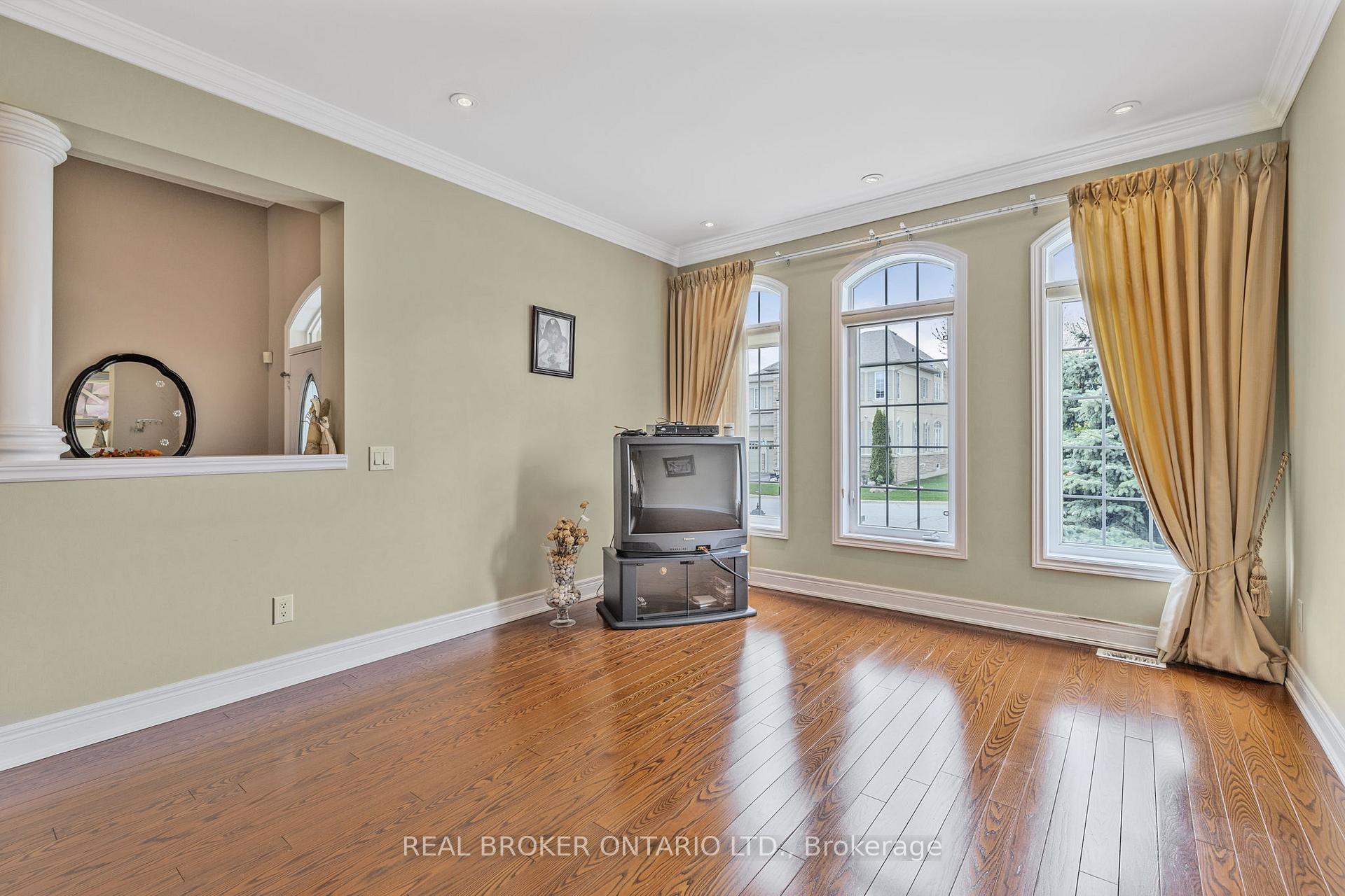 Photo 4 of 28 Hampton Springs Drive, Brampton, Bram East — HOMEH