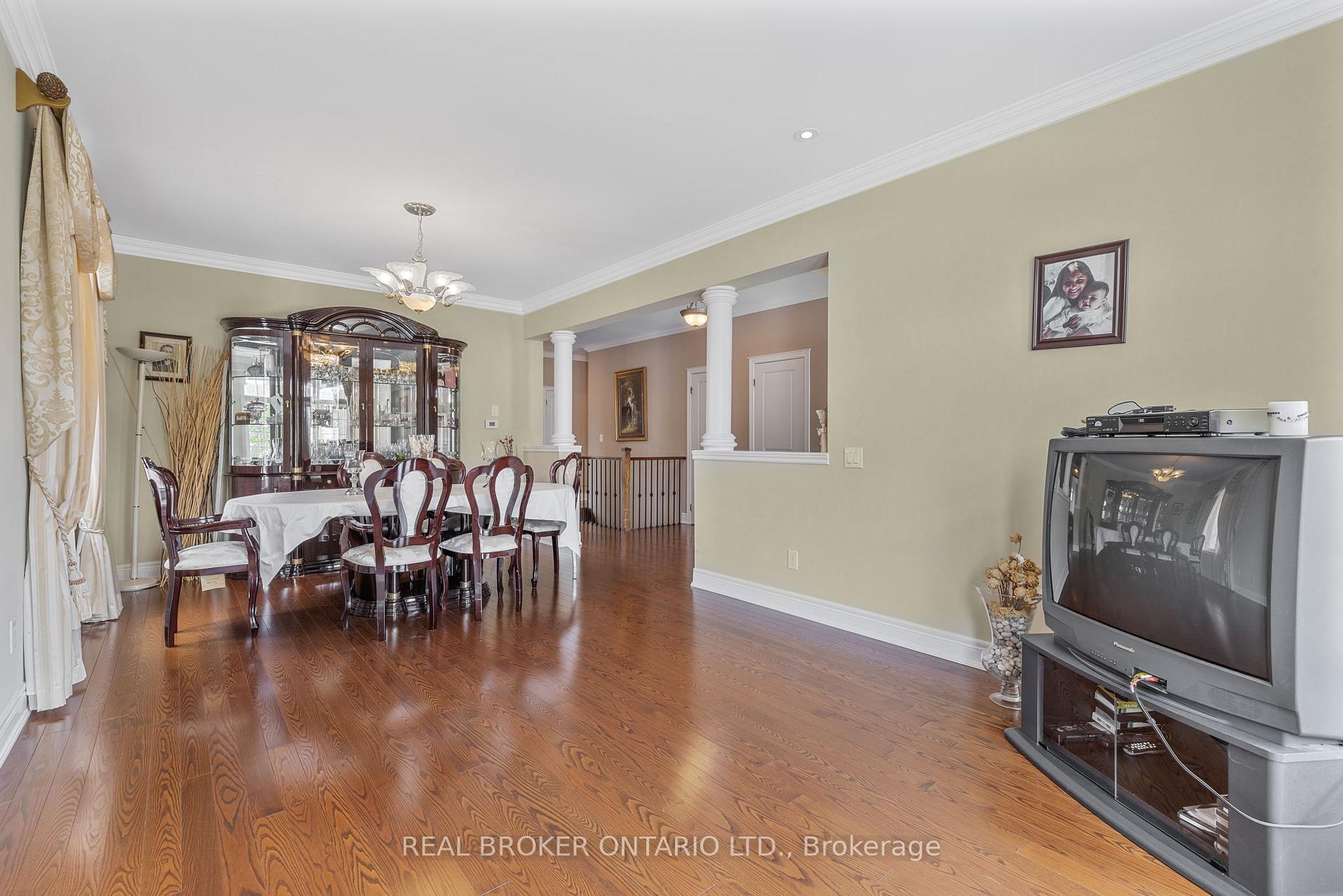 Photo 2 of 28 Hampton Springs Drive, Brampton, Bram East — HOMEH