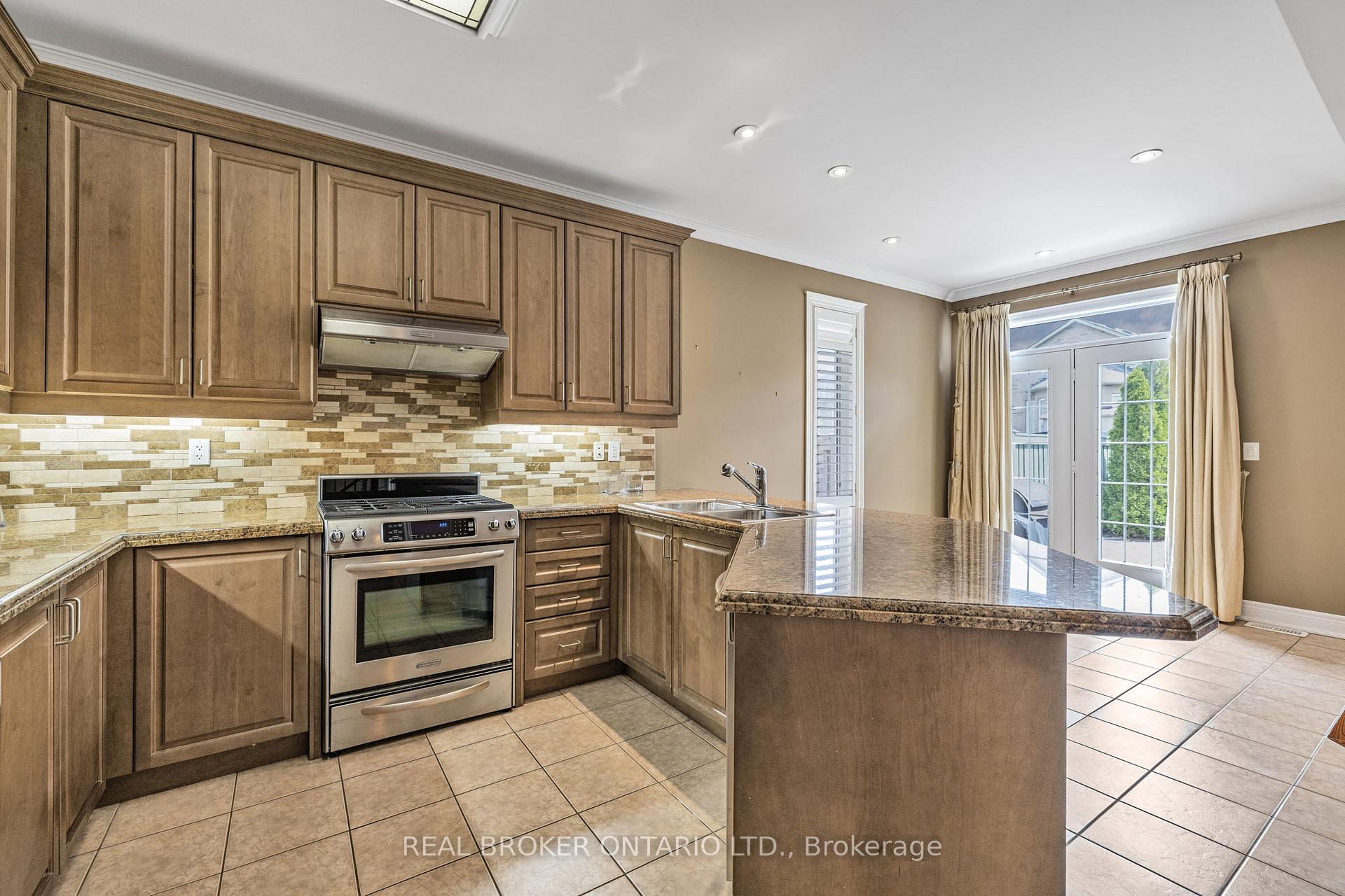 Photo 12 of 28 Hampton Springs Drive, Brampton, Bram East — HOMEH
