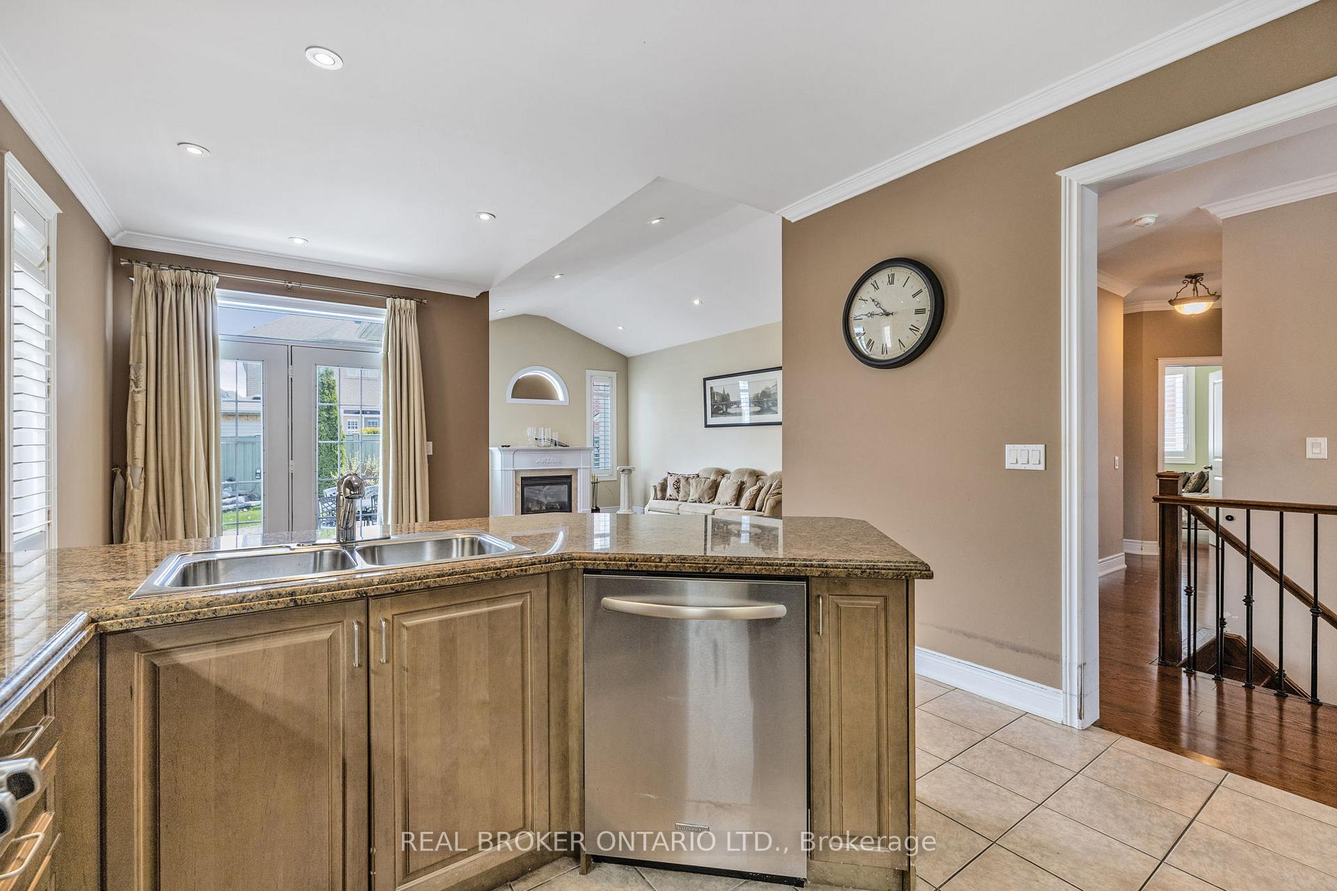 Photo 6 of 28 Hampton Springs Drive, Brampton, Bram East — HOMEH
