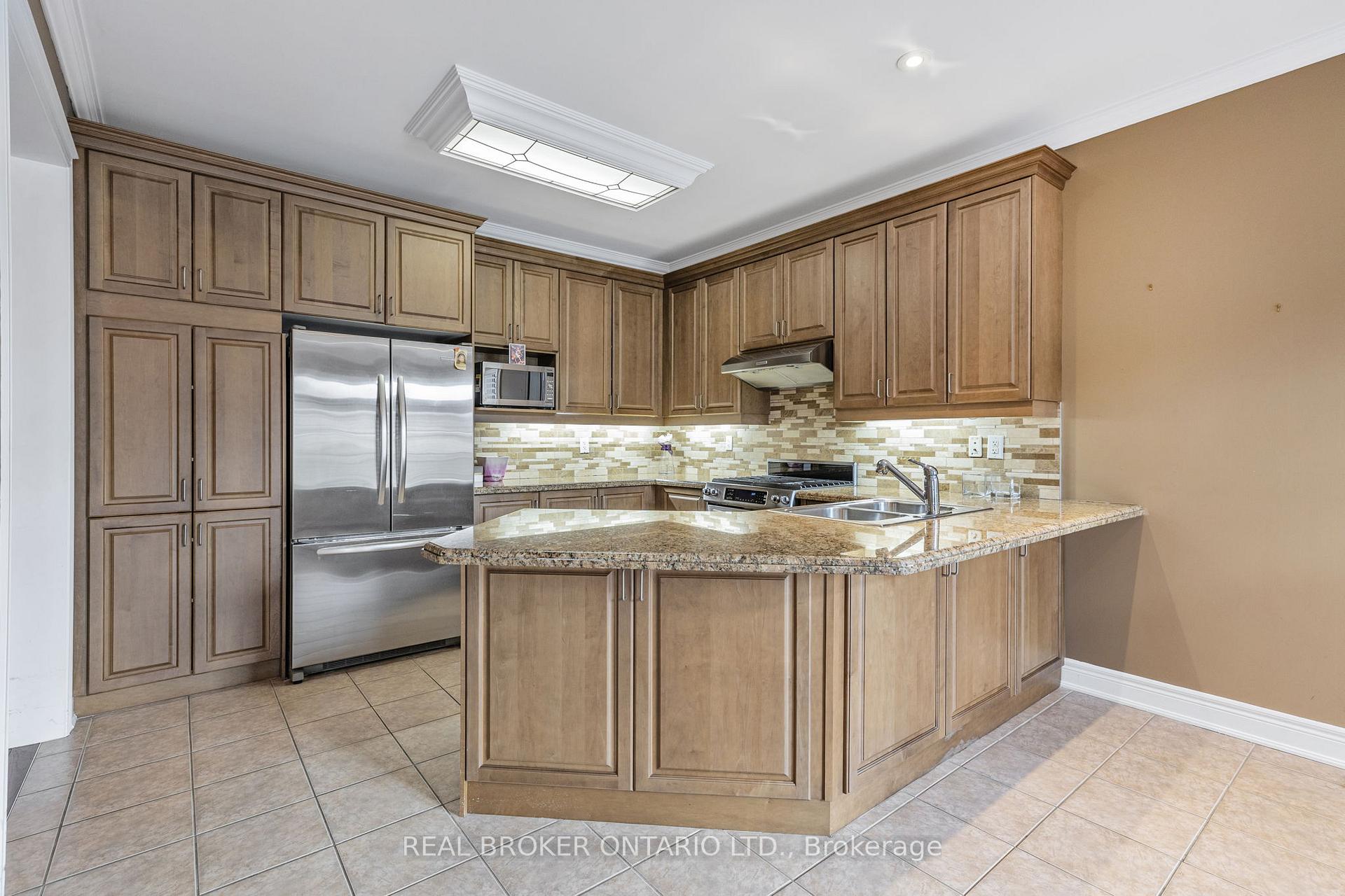Photo 10 of 28 Hampton Springs Drive, Brampton, Bram East — HOMEH