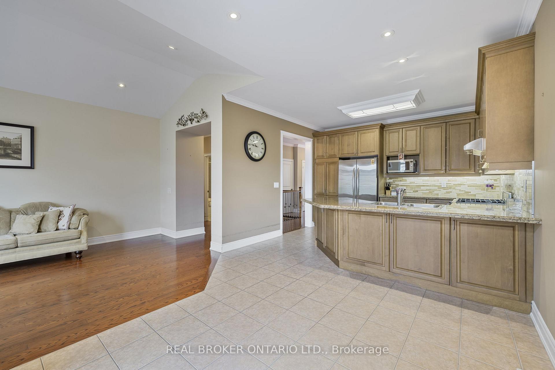 Photo 13 of 28 Hampton Springs Drive, Brampton, Bram East — HOMEH