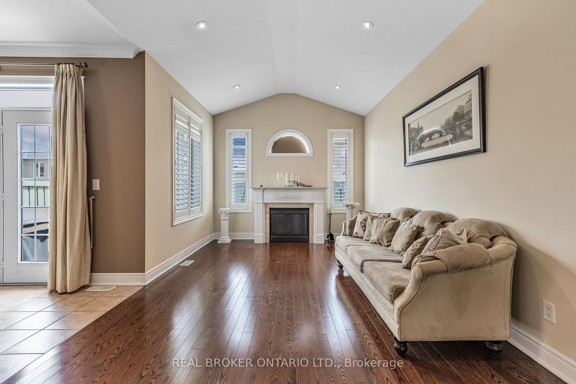 Photo 15 of 28 Hampton Springs Drive, Brampton, Bram East — HOMEH