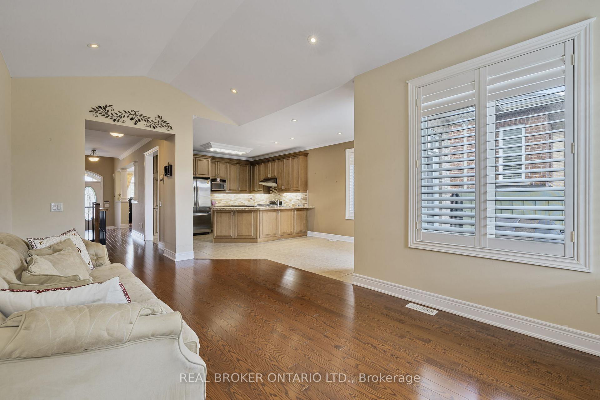Photo 9 of 28 Hampton Springs Drive, Brampton, Bram East — HOMEH