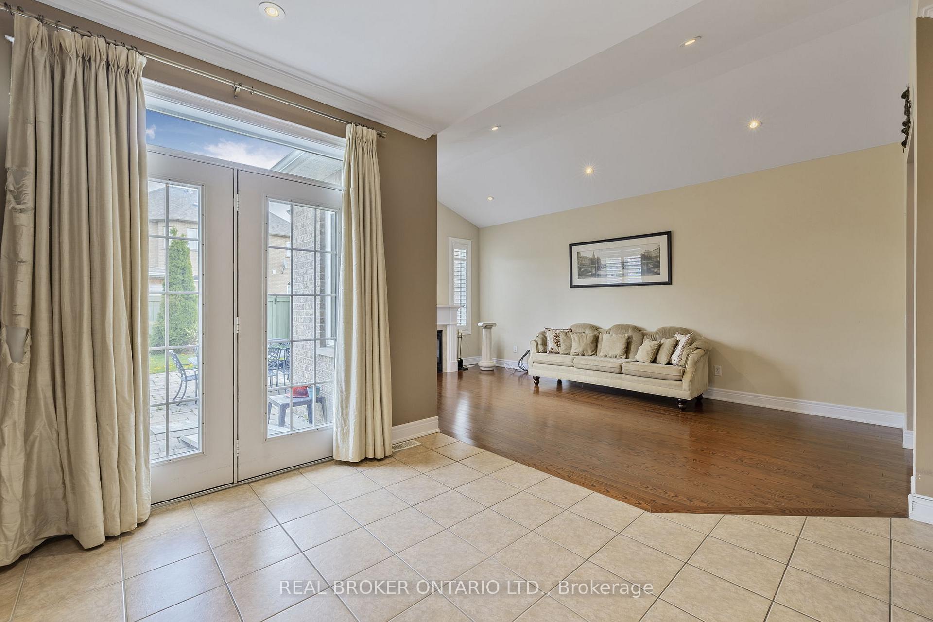 Photo 11 of 28 Hampton Springs Drive, Brampton, Bram East — HOMEH