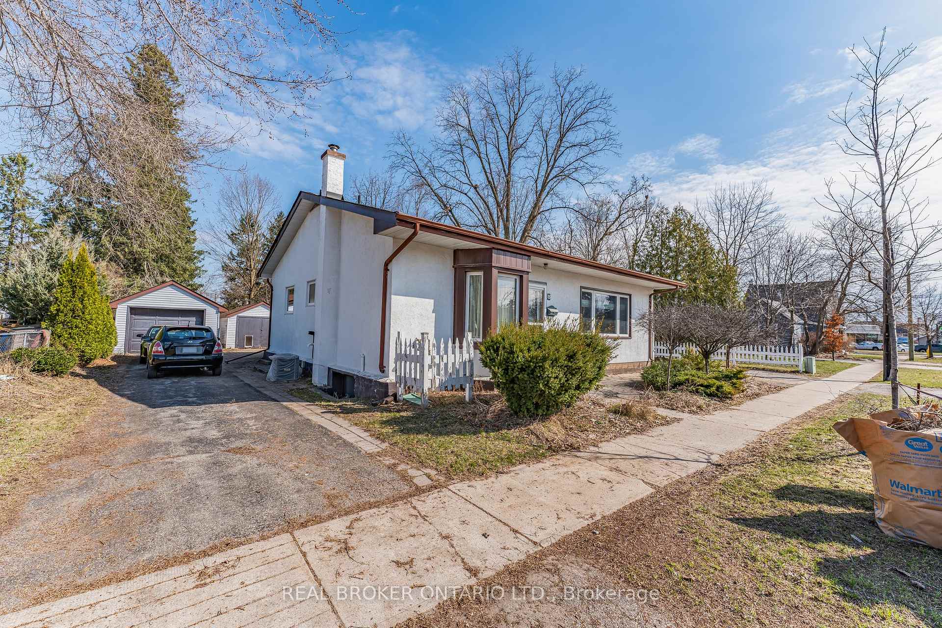 Photo 4 of 8 Caroline Street, Barrie, Allandale Centre — HOMEH