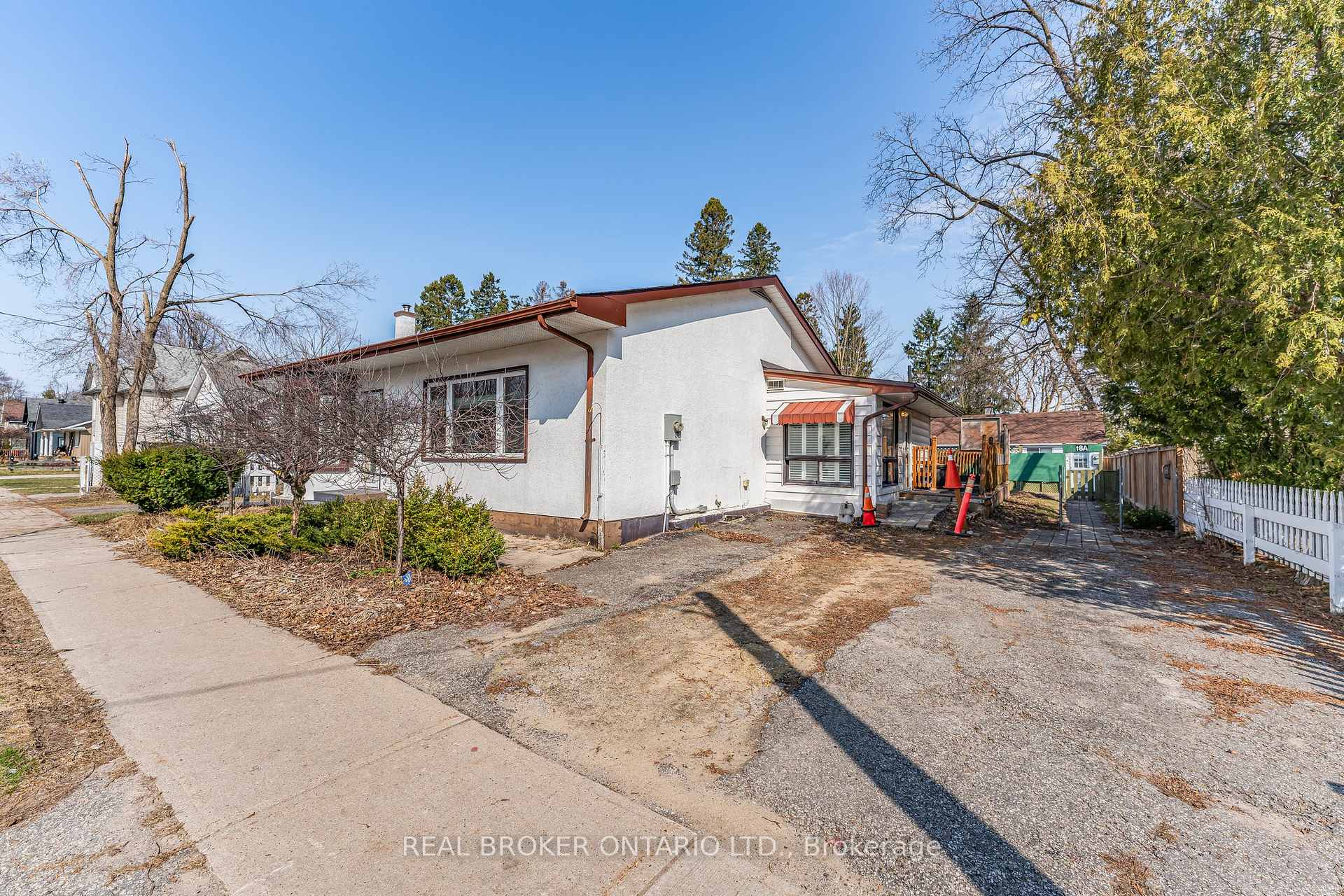 Photo 5 of 8 Caroline Street, Barrie, Allandale Centre — HOMEH