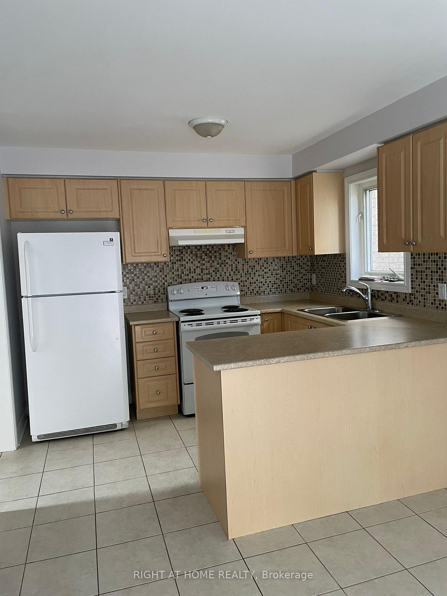 Photo 13 of Unit Main and 2nd level, 35 Echoridge Drive, Brampton, Fletcher's Meadow — HOMEH