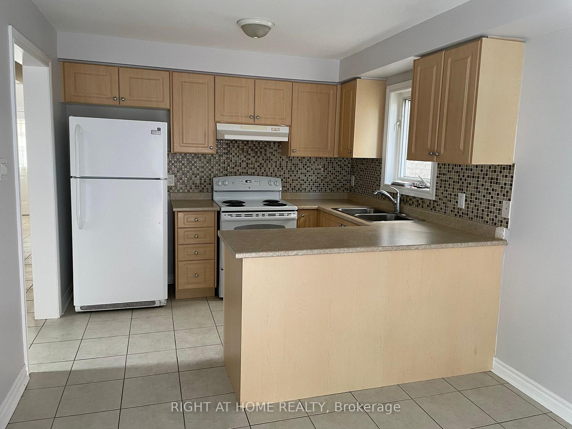 Photo 14 of Unit Main and 2nd level, 35 Echoridge Drive, Brampton, Fletcher's Meadow — HOMEH
