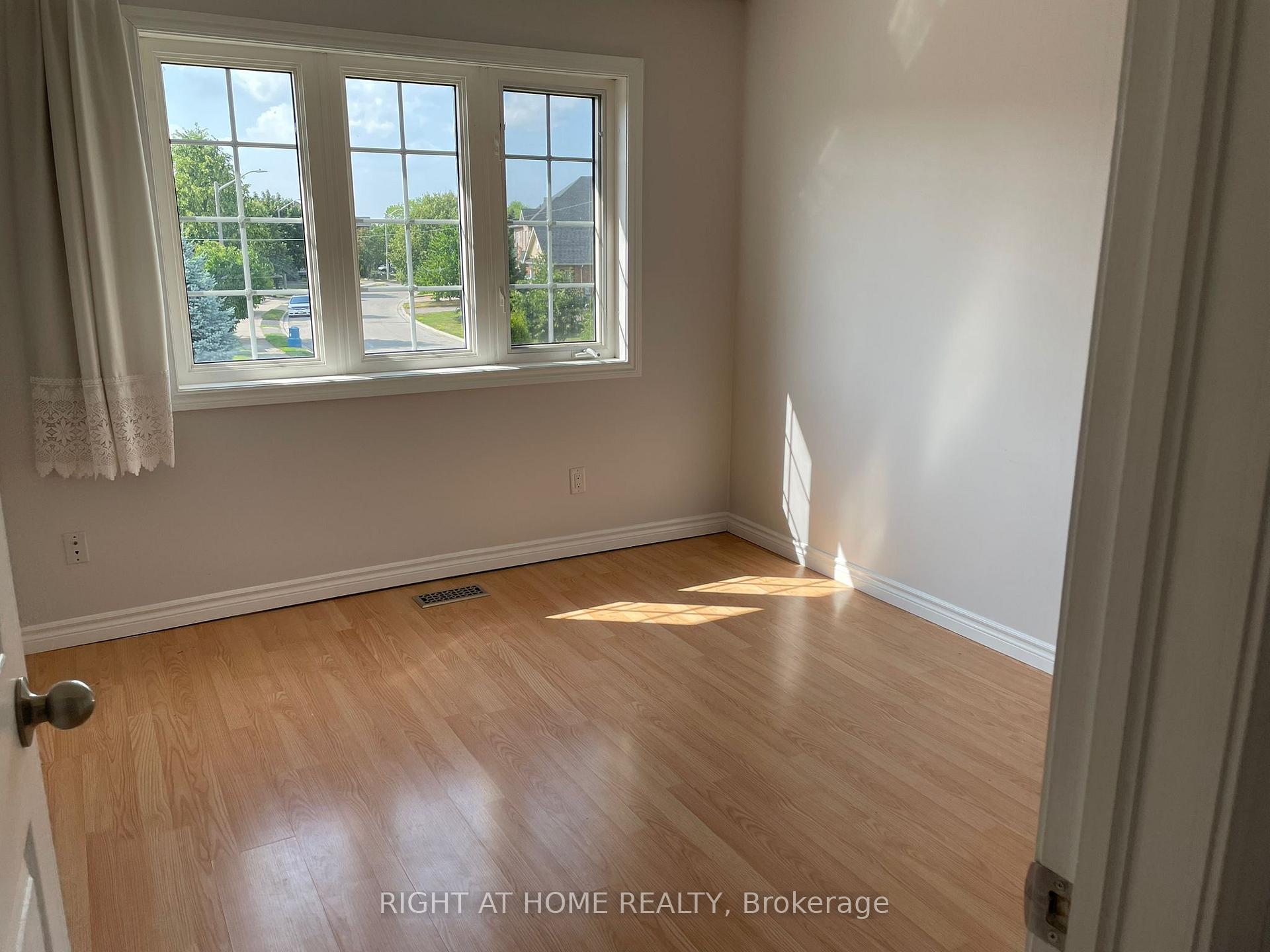 Photo 5 of Unit Main and 2nd level, 35 Echoridge Drive, Brampton, Fletcher's Meadow — HOMEH