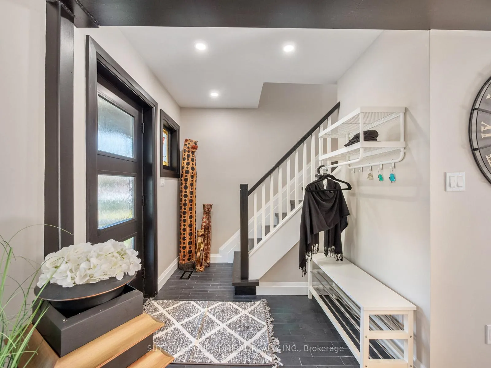 Photo 3 of 187 Rosslyn Avenue S, Hamilton, Delta — HOMEH