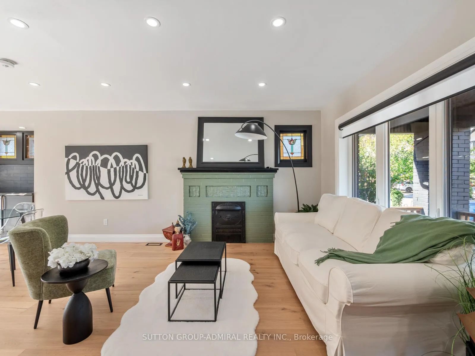 Photo 4 of 187 Rosslyn Avenue S, Hamilton, Delta — HOMEH