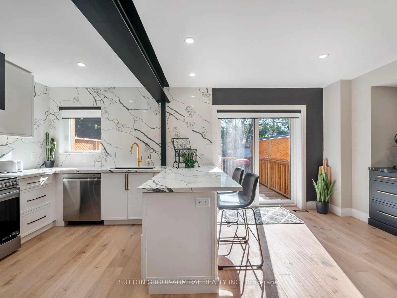Photo 11 of 187 Rosslyn Avenue S, Hamilton, Delta — HOMEH