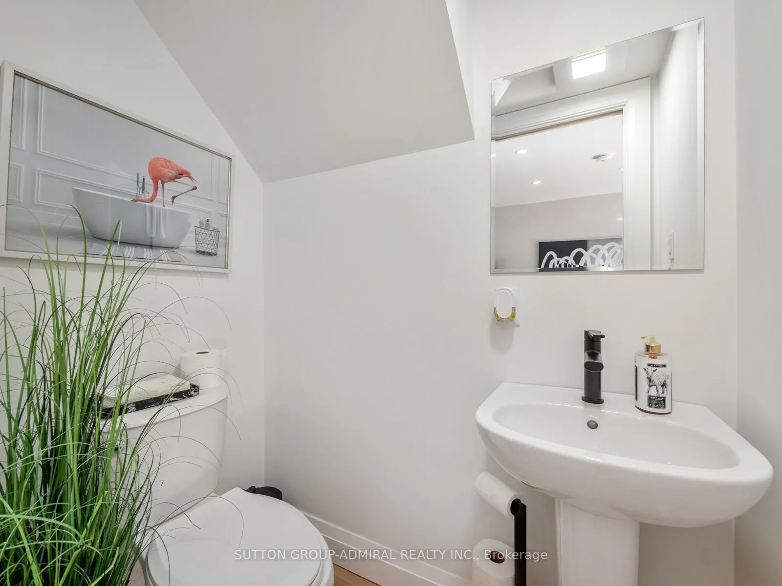 Photo 15 of 187 Rosslyn Avenue S, Hamilton, Delta — HOMEH