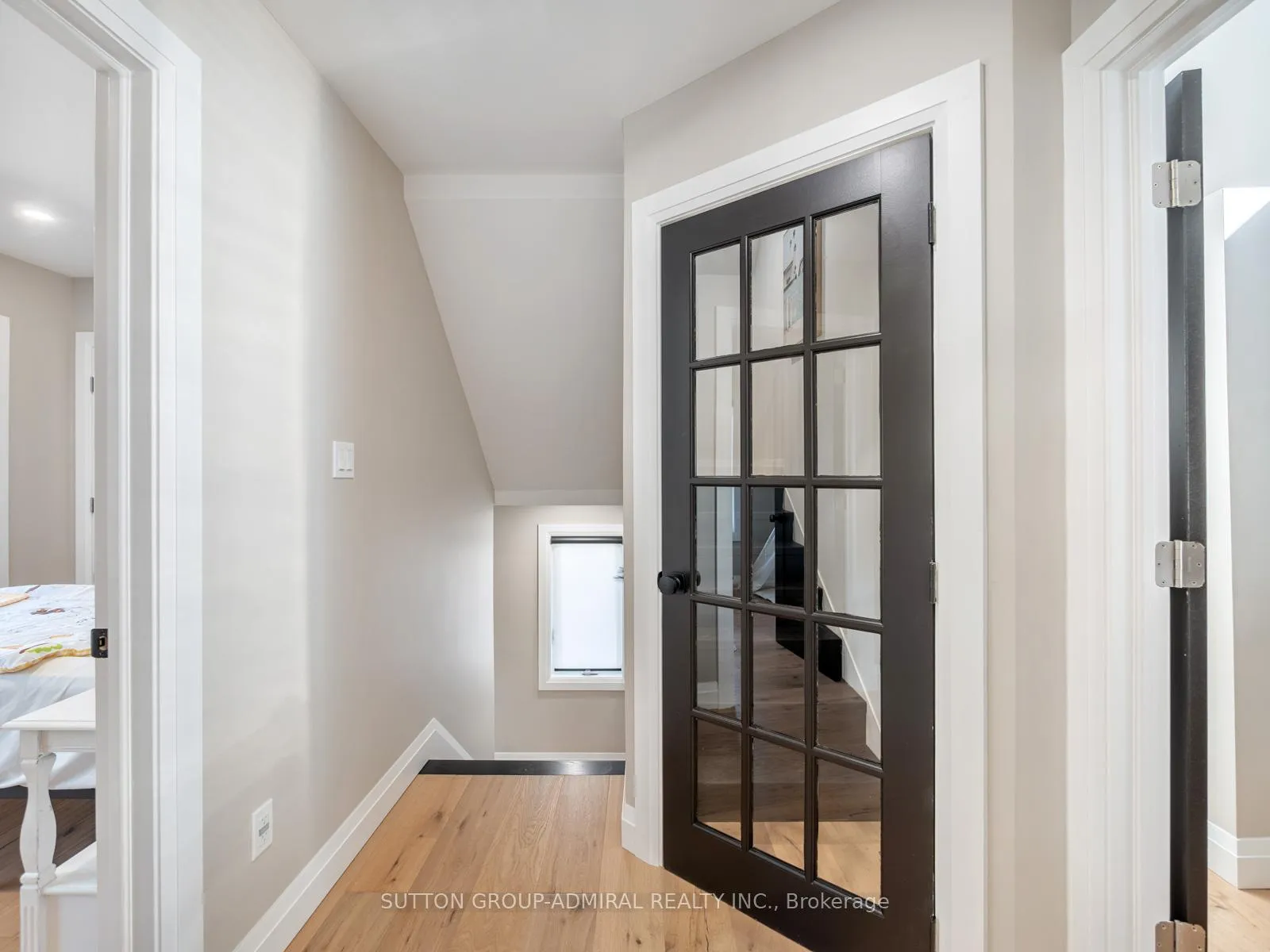 Photo 16 of 187 Rosslyn Avenue S, Hamilton, Delta — HOMEH
