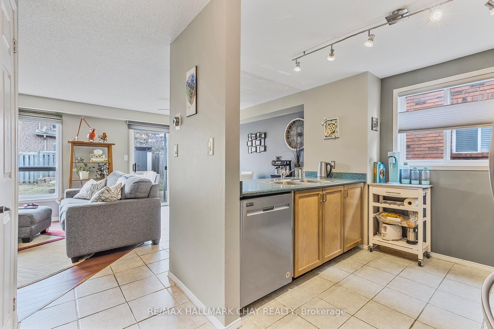 Photo 4 of 38 Silver Maple Crescent, Barrie, Holly — HOMEH