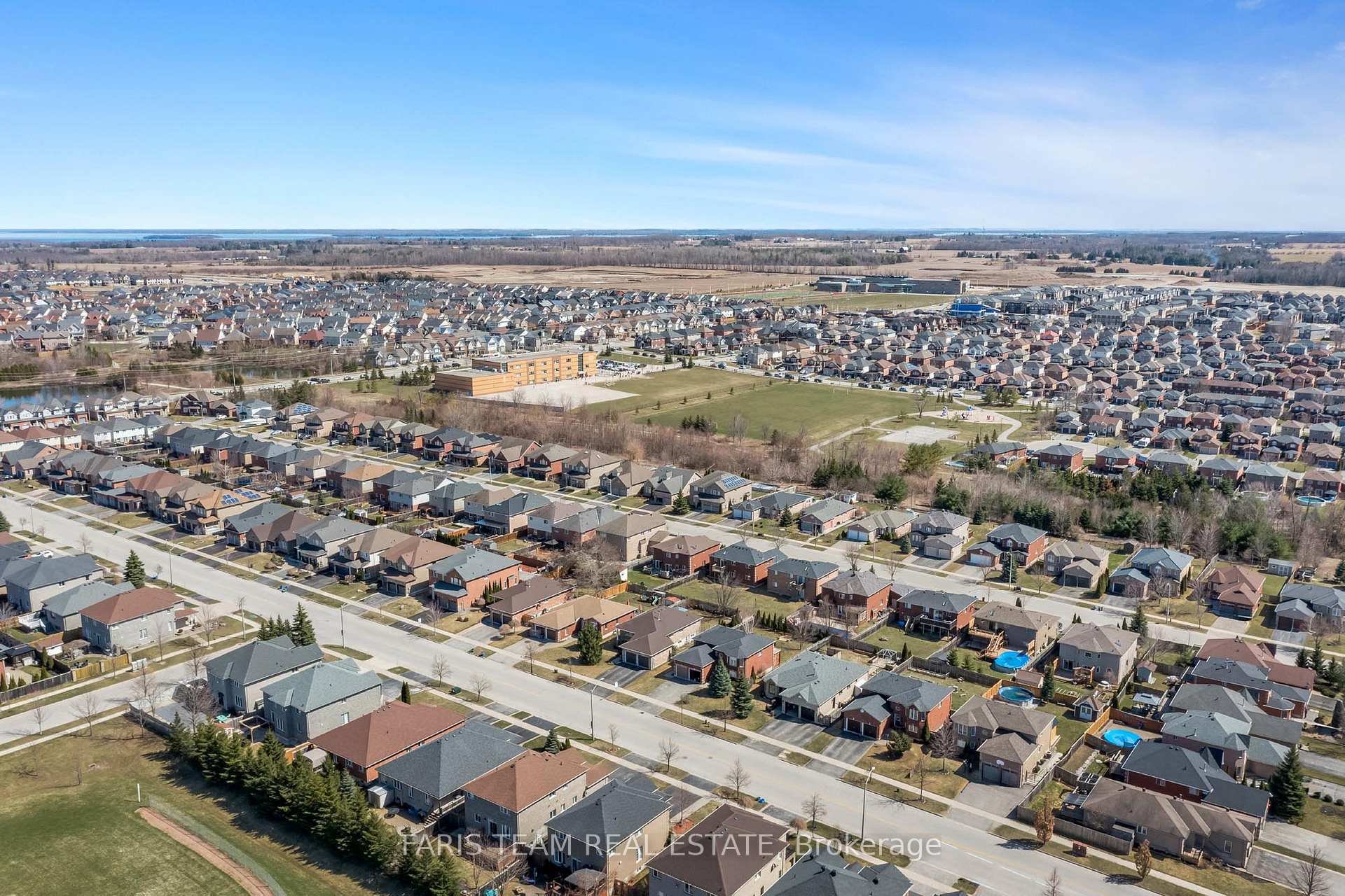Photo 3 of 122 Sandringham Drive, Barrie, Innis-Shore — HOMEH