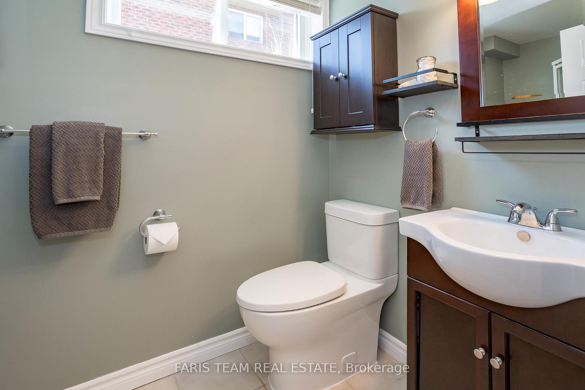 Photo 11 of 122 Sandringham Drive, Barrie, Innis-Shore — HOMEH