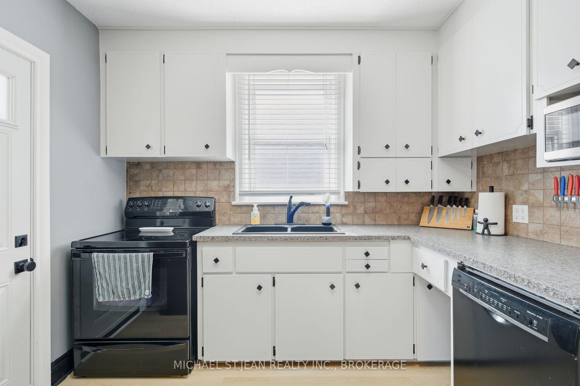 Photo 17 of 181 Craigroyston Road, Hamilton, Glenview — HOMEH